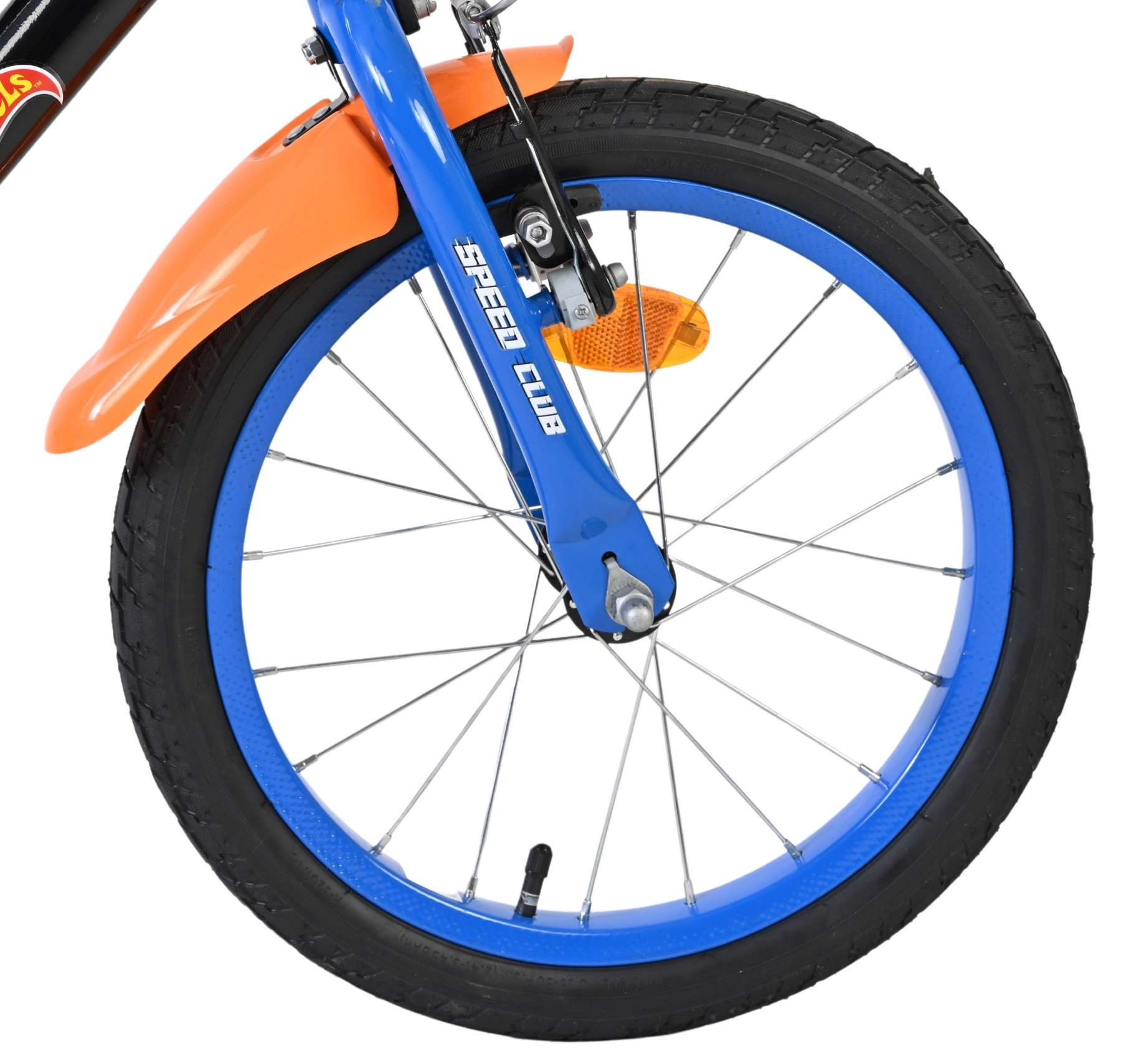 Vorderreifen eines Kinderfahrrads mit orangenem Schutzblech und blauem Felgenrand.