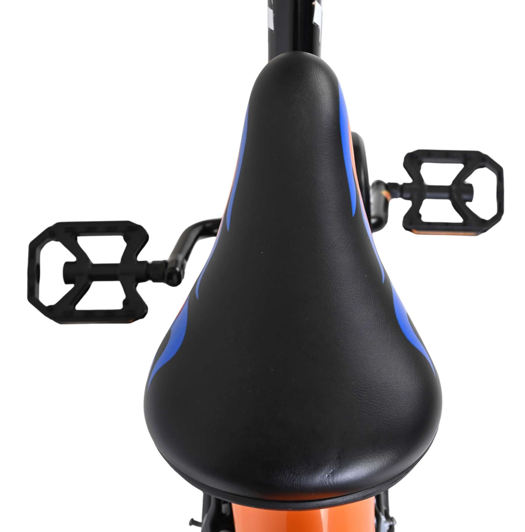 Ein schwarzer Fahrradsitz mit blauen und orangen Flammenmustern und schwarzen Pedalen.