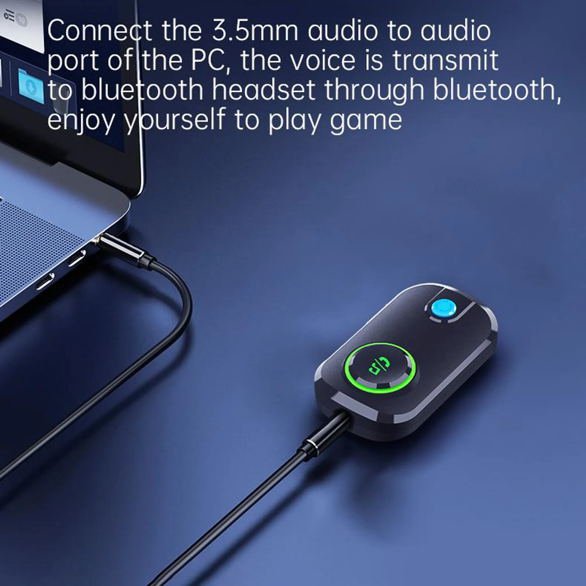 Ein schwarzer Bluetooth-Audioadapter ist mit einem Laptop verbunden.