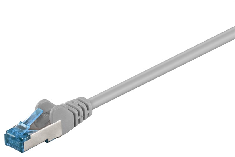 Ein graues Netzwerkkabel mit blau-spitzem RJ45-Stecker auf weißem Hintergrund.