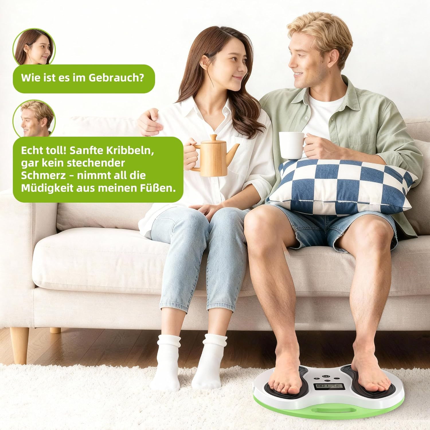 Ein Paar sitzt auf einem Sofa, der Mann benutzt ein Fußmassagegerät.