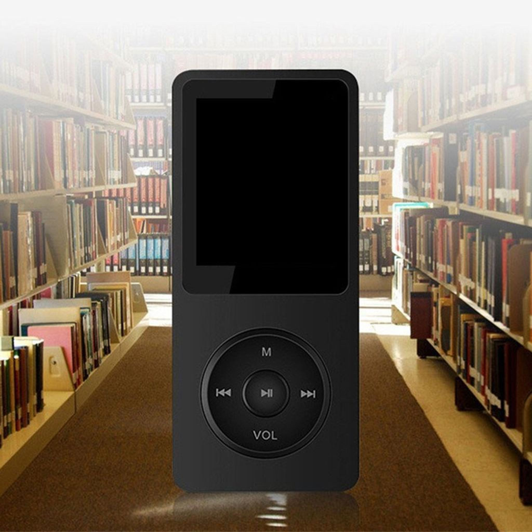 Ein schwarzer MP3-Player steht vor Bücherregalen in einer Bibliothek.