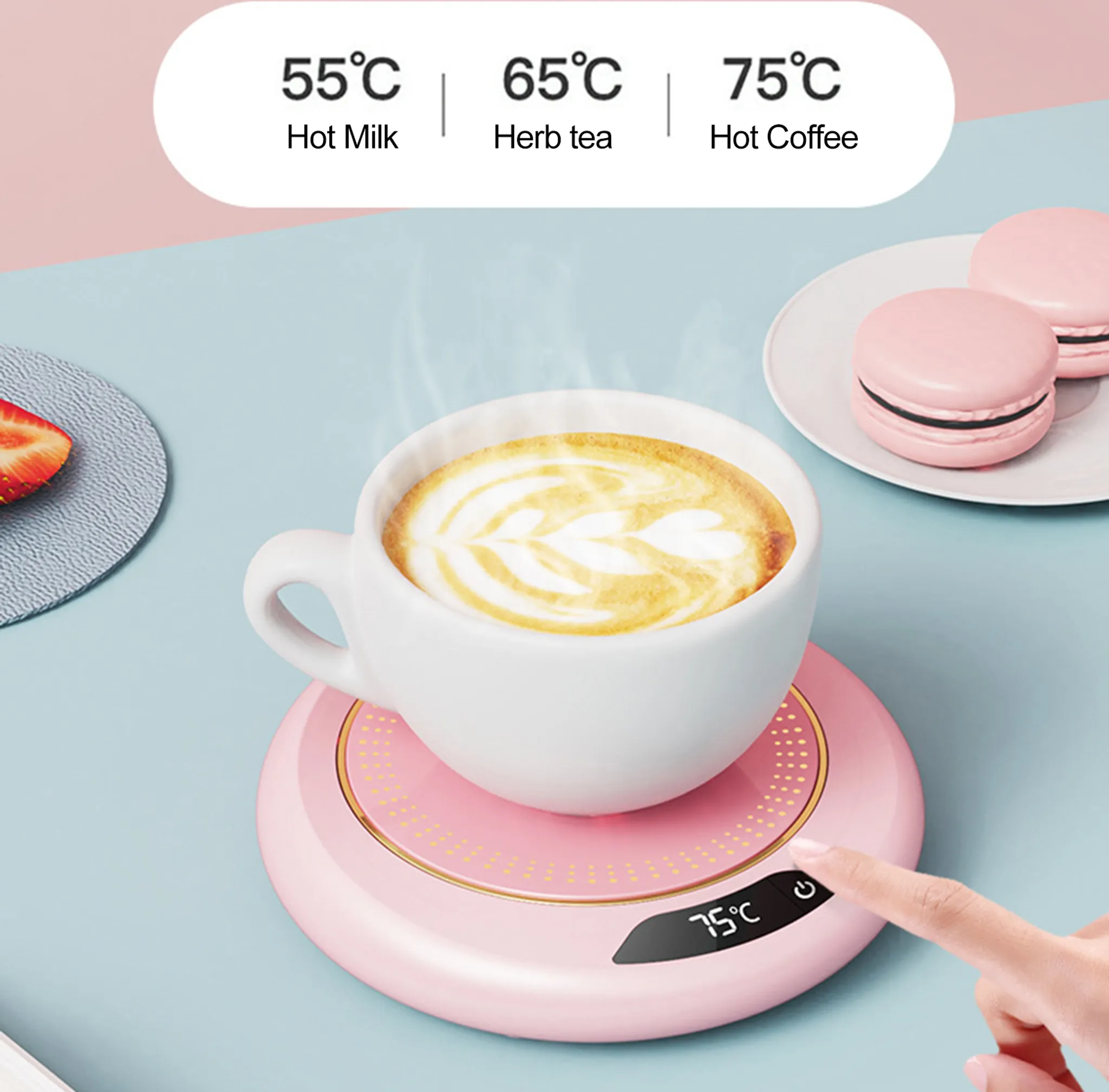 Eine Tasse Kaffee auf einem rosafarbenen Erwärmer mit 75°C. Links eine Erdbeere, rechts Macarons.