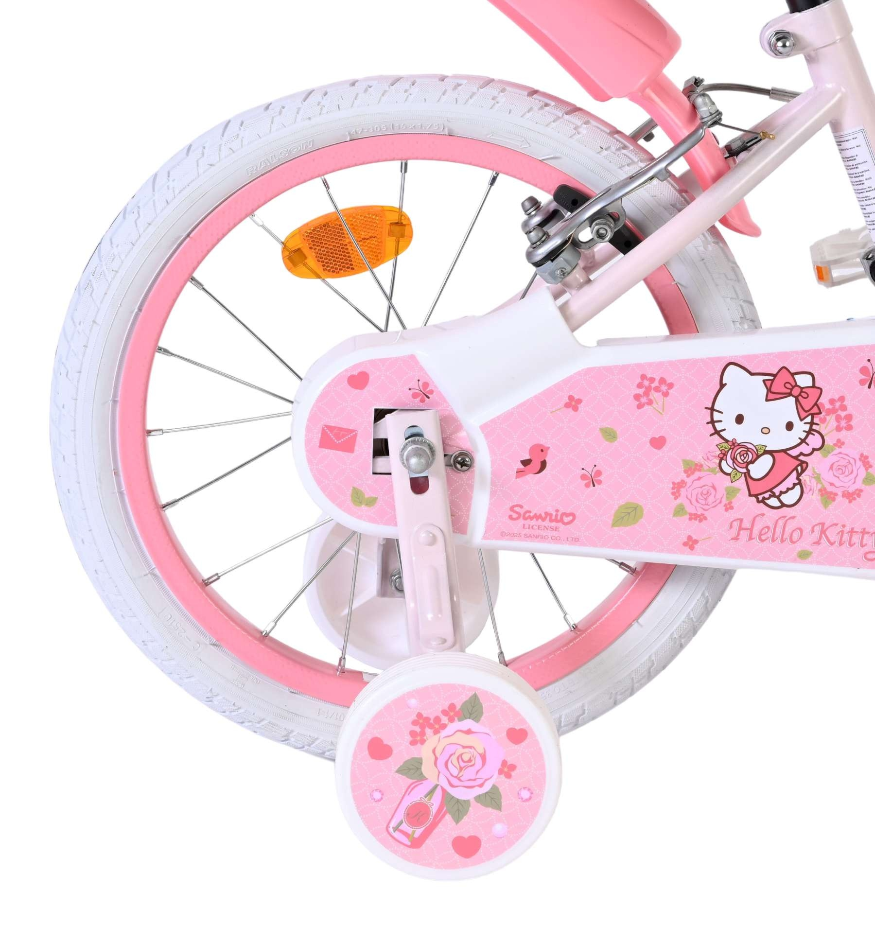 Ein rosa Kinderfahrrad mit Hello Kitty Motiv, Stützrädern und weißem Reifen.