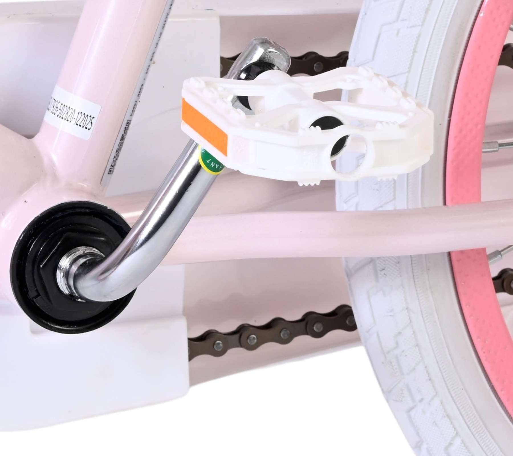 Nahaufnahme der hellrosa Fahrradkette, Pedale und weiße Reifen.
