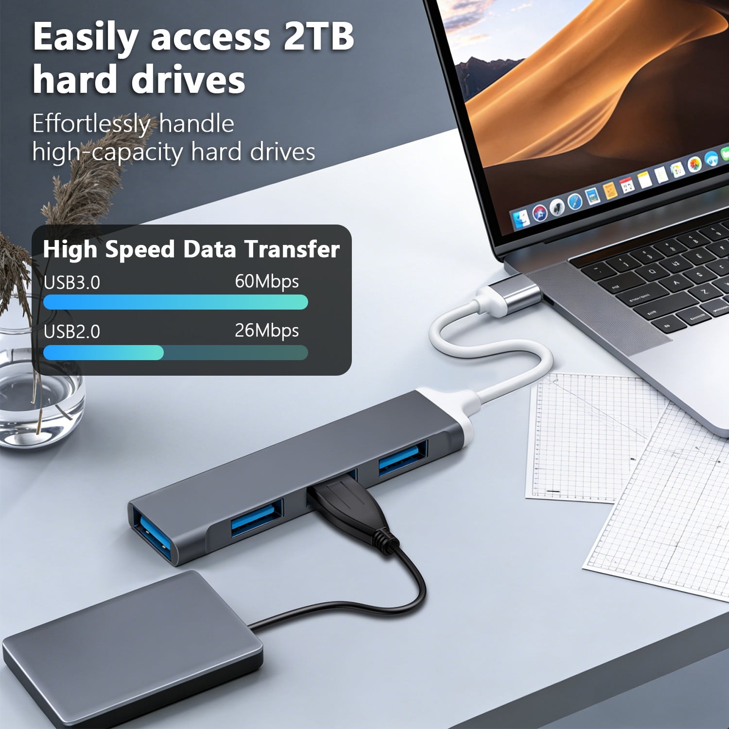 Grauer USB-Hub mit externer Festplatte, verbunden mit einem Laptop.
