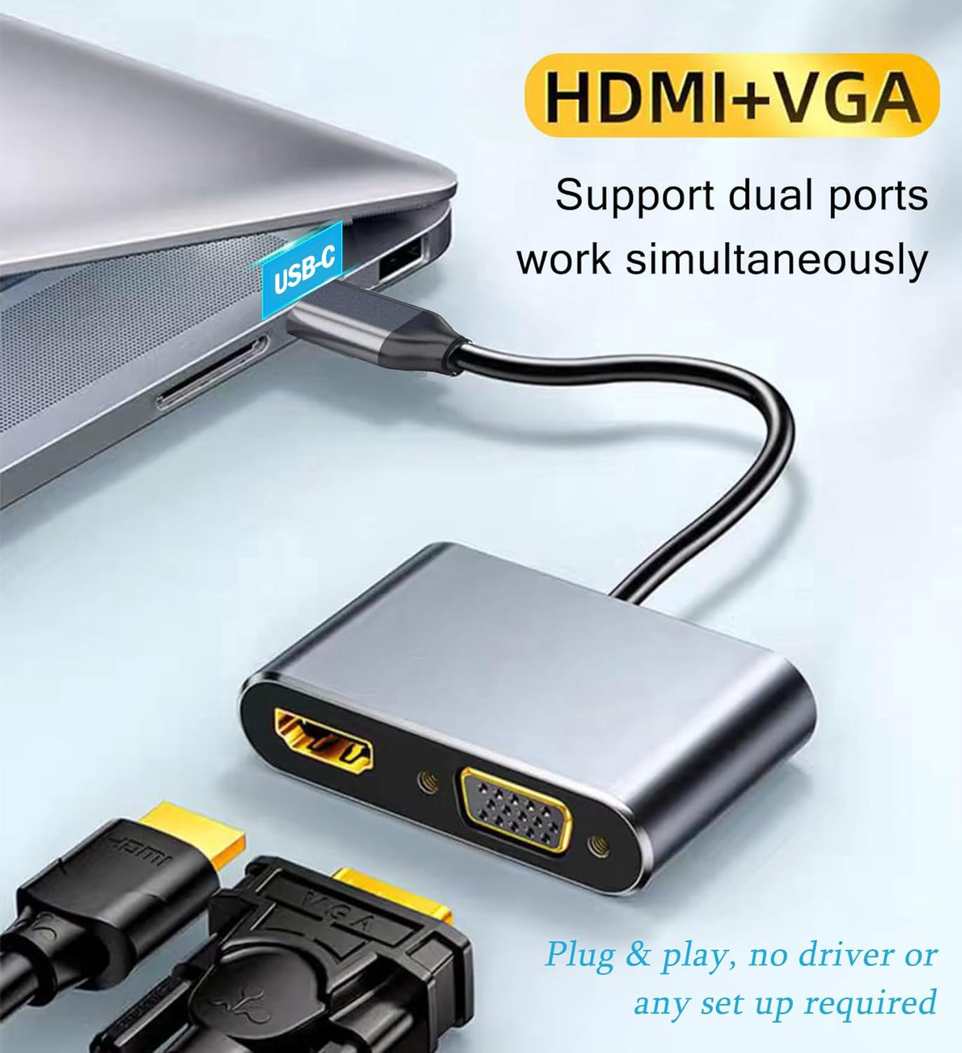 Ein USB-C-Adapter mit HDMI- und VGA-Anschlüssen ist an einen Laptop angeschlossen.
