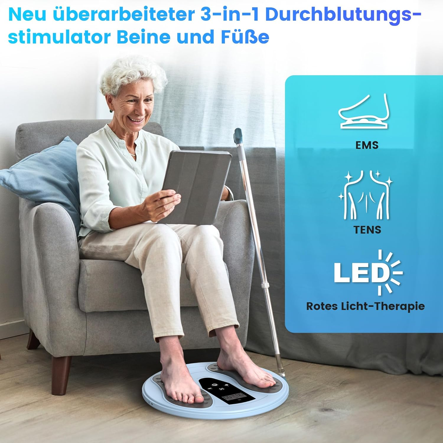 Ältere Frau sitzt im Sessel und benutzt ein Fußmassagegerät mit EMS, TENS und LED-Therapie.