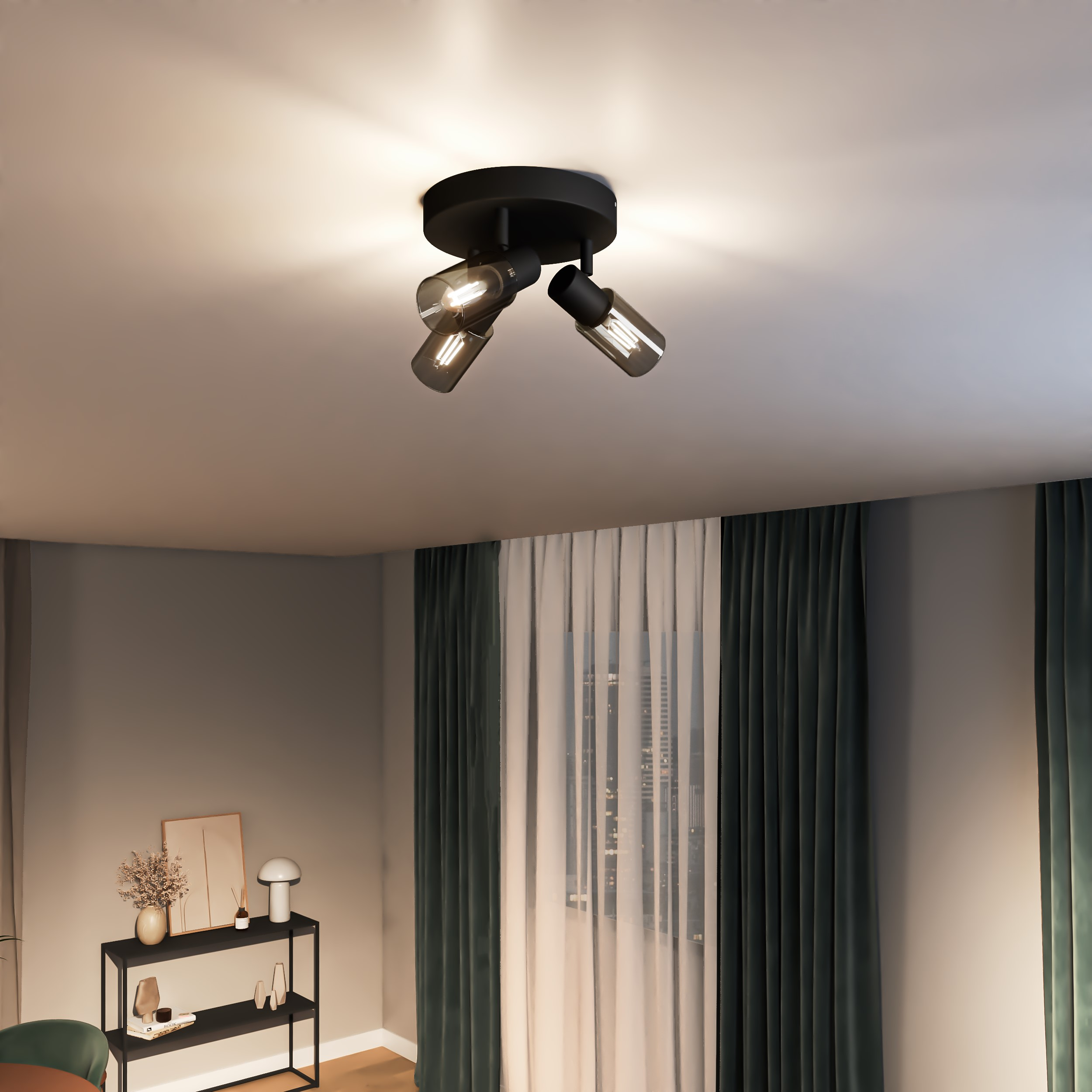 Schwarzer Deckenstrahler mit drei Glaskolbenlampen über einem Regal mit Deko-Objekten.