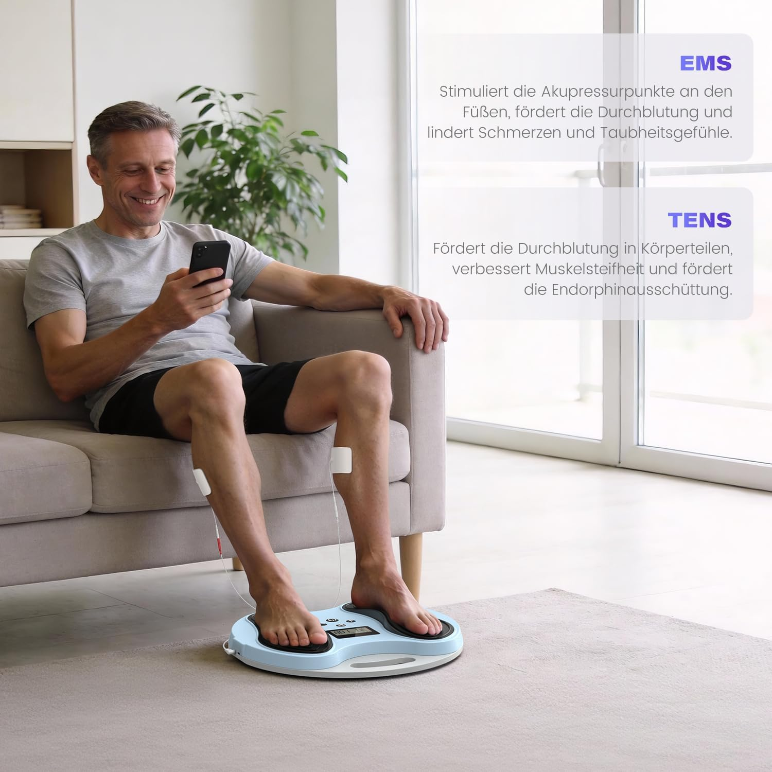 Mann sitzt auf Sofa, Füße auf EMS/TENS-Gerät, hält Smartphone. Texte erklären Funktionen.