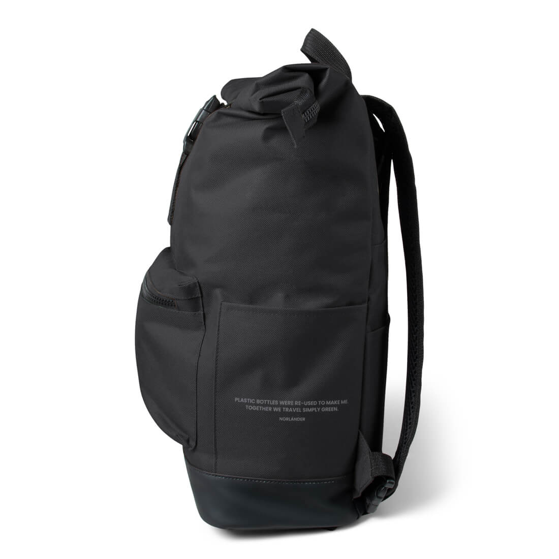 Schwarzer Rucksack aus recycelten Flaschen mit seitlichen Taschen und Schriftzug.
