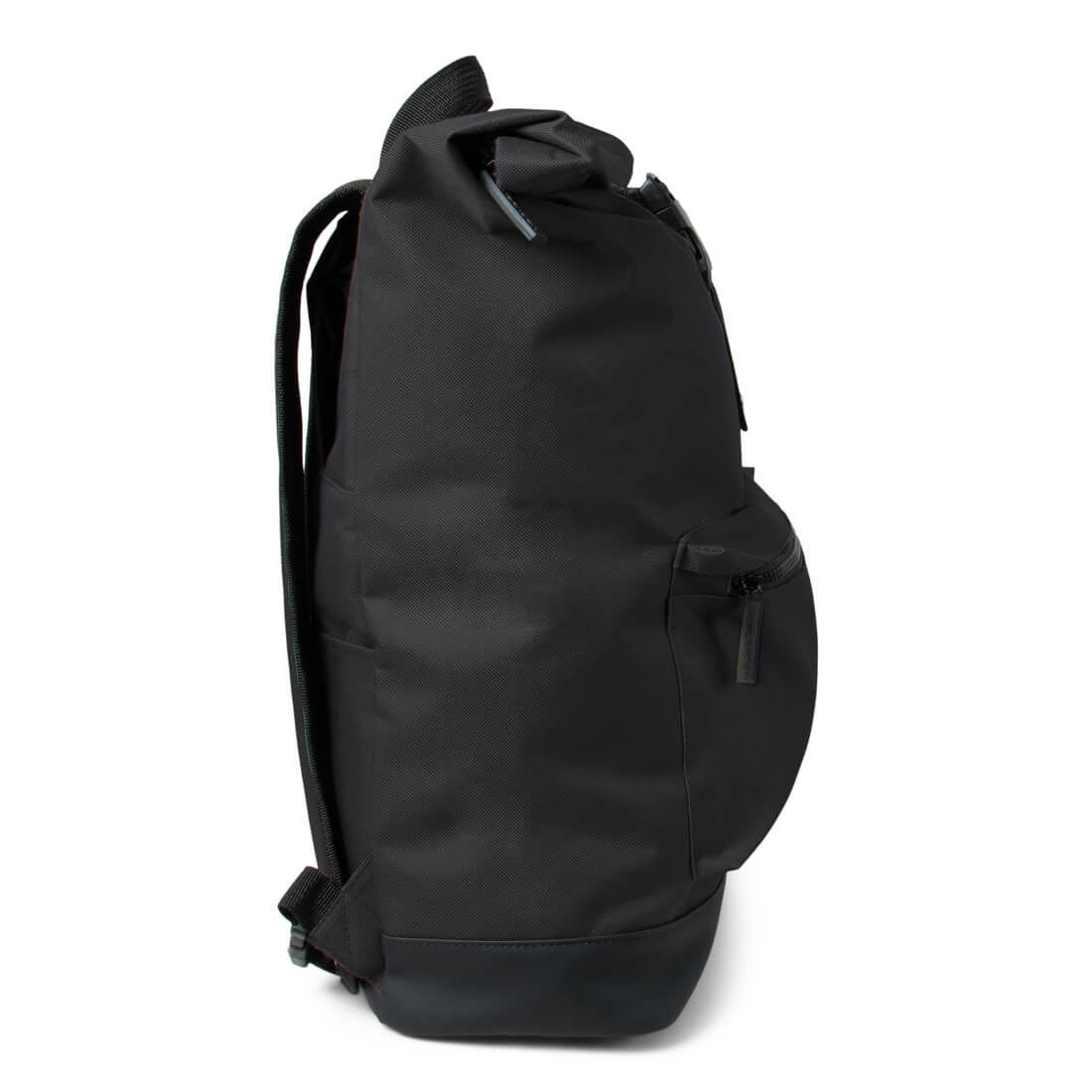 Schwarzer Rucksack mit Reißverschlusstasche und verstellbaren Trägern.