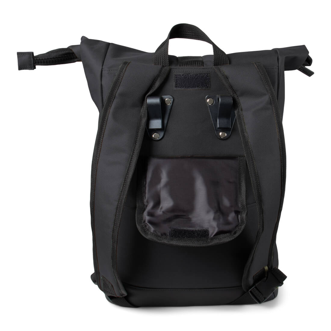 Rückansicht eines schwarzen Rucksacks mit Rollverschluss und Lederdetails.