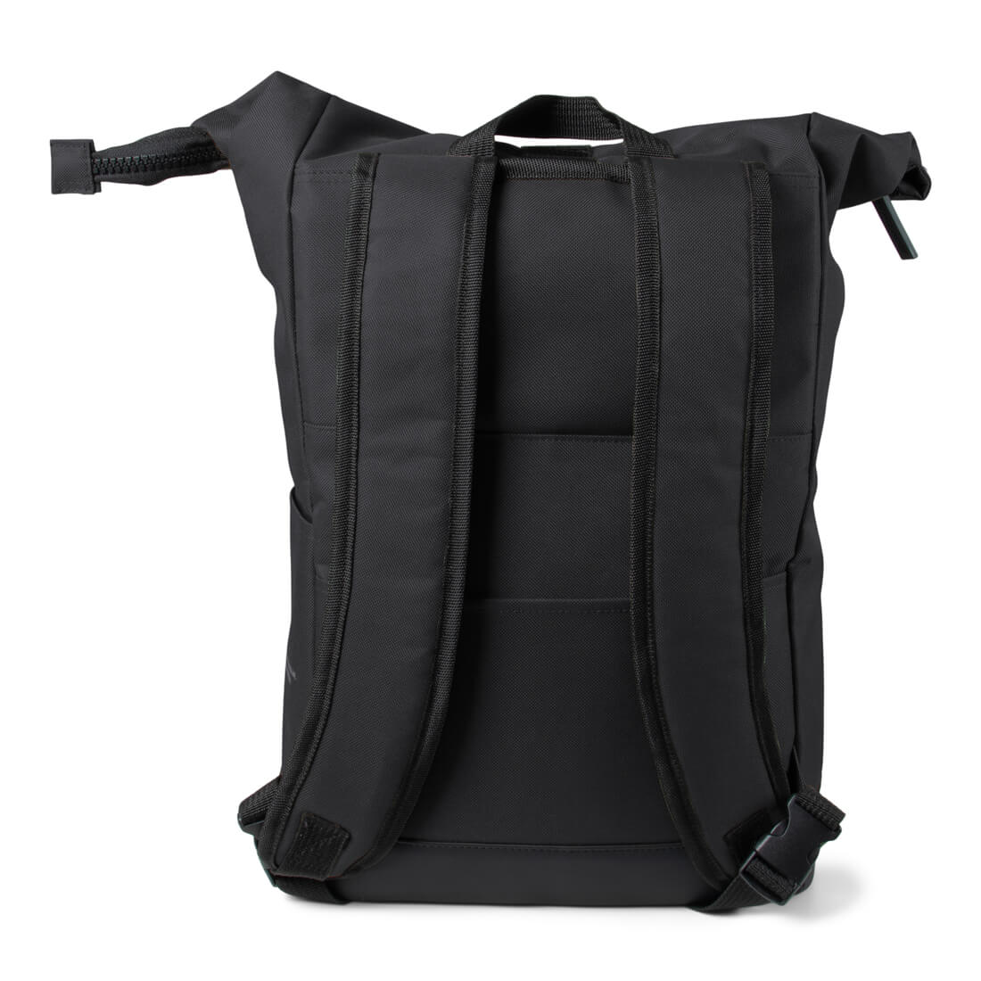 Schwarzer Rucksack mit Rollverschluss und verstellbaren Trägern, auf weißem Hintergrund.