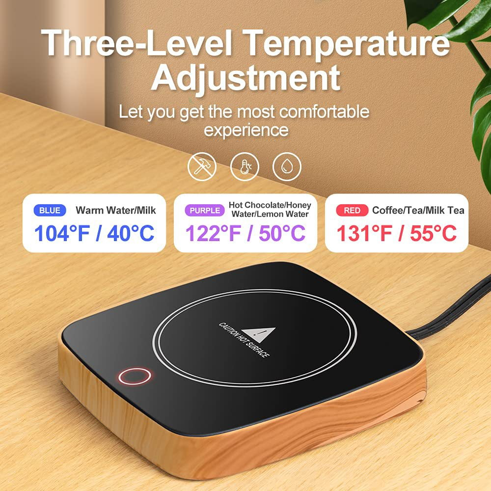 Ein schwarzer Tassenwärmer mit Holzrand auf einem Holztisch, der drei Temperatureinstellungen anzeigt.