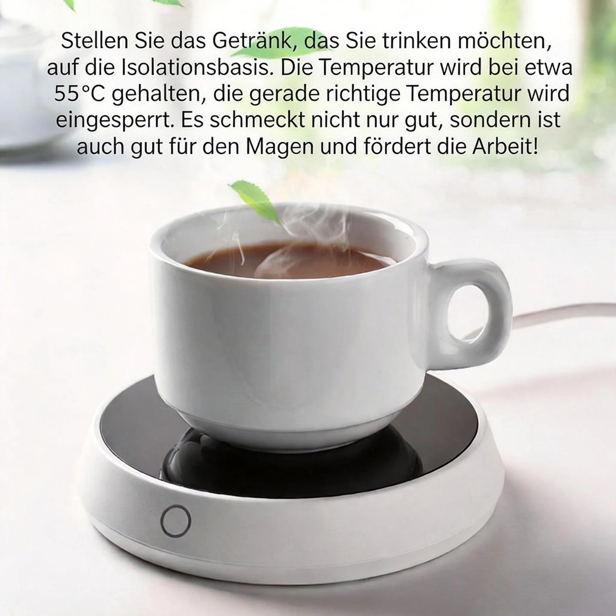Eine weiße Tasse mit heißem Getränk auf einem Erwärmer.