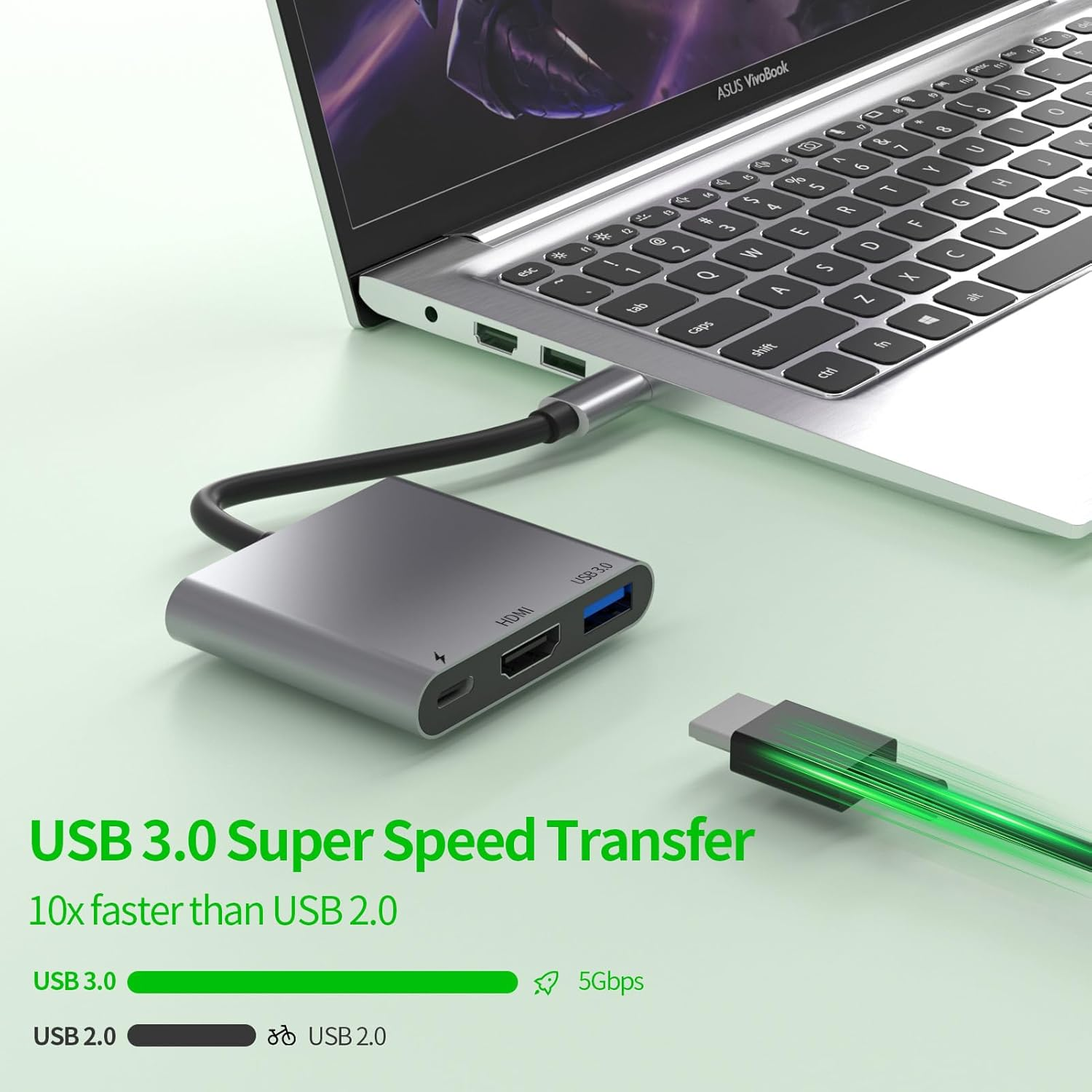 Ein grauer USB-C-Hub ist an einen Laptop angeschlossen. Er hat HDMI- und USB-Anschlüsse.