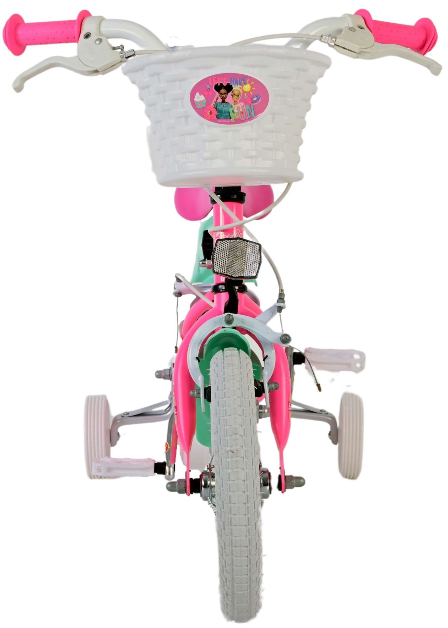 Ein pinkes und mintgrünes Kinderfahrrad mit weißem Korb und Stützrädern.