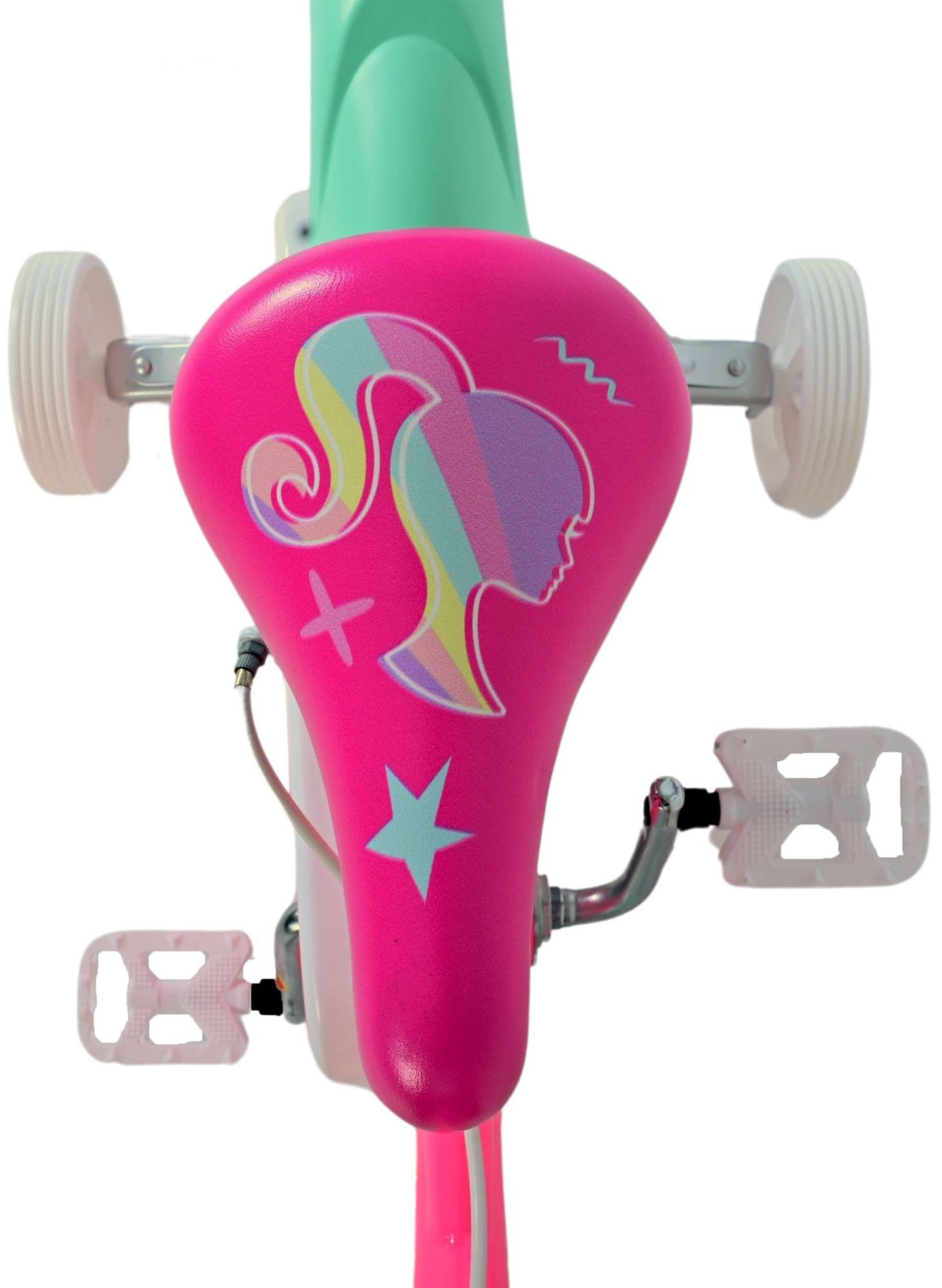 Ein pinker Kinderradsitz mit Barbie-Aufdruck, kleinen Stützrädern und Pedalen.