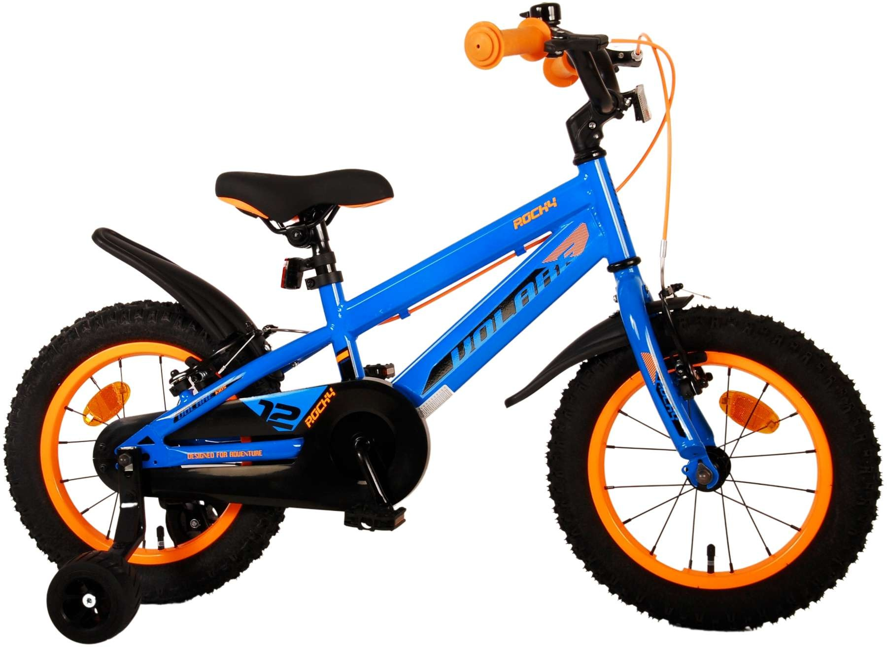 Ein blauer Kinderfahrrad mit orangefarbenen Felgen, Stützrädern und orangefarbenen Griffen.