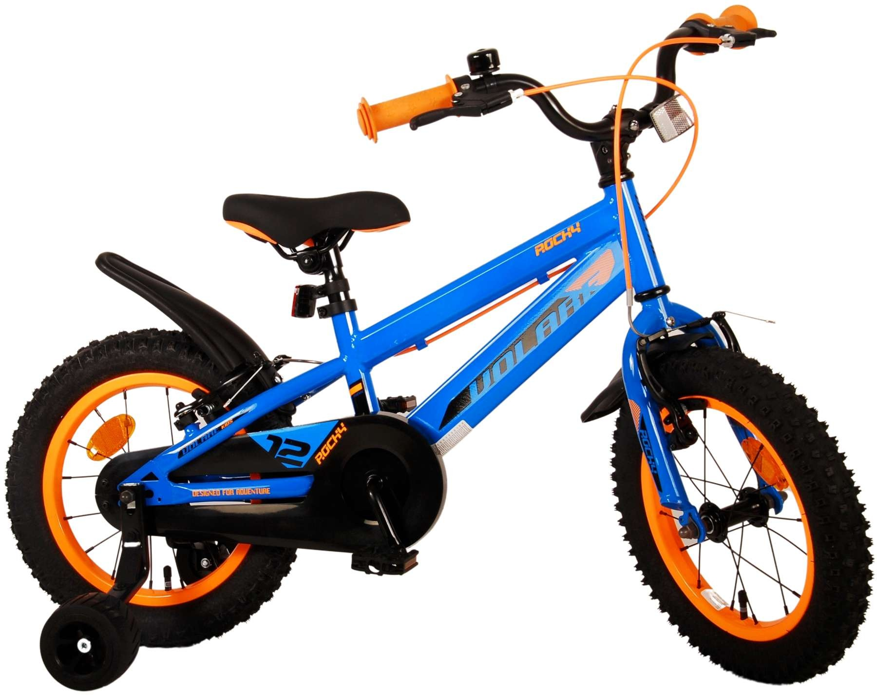 Ein blauer Kinderfahrrad mit orangefarbenen Akzenten und Stützrädern.