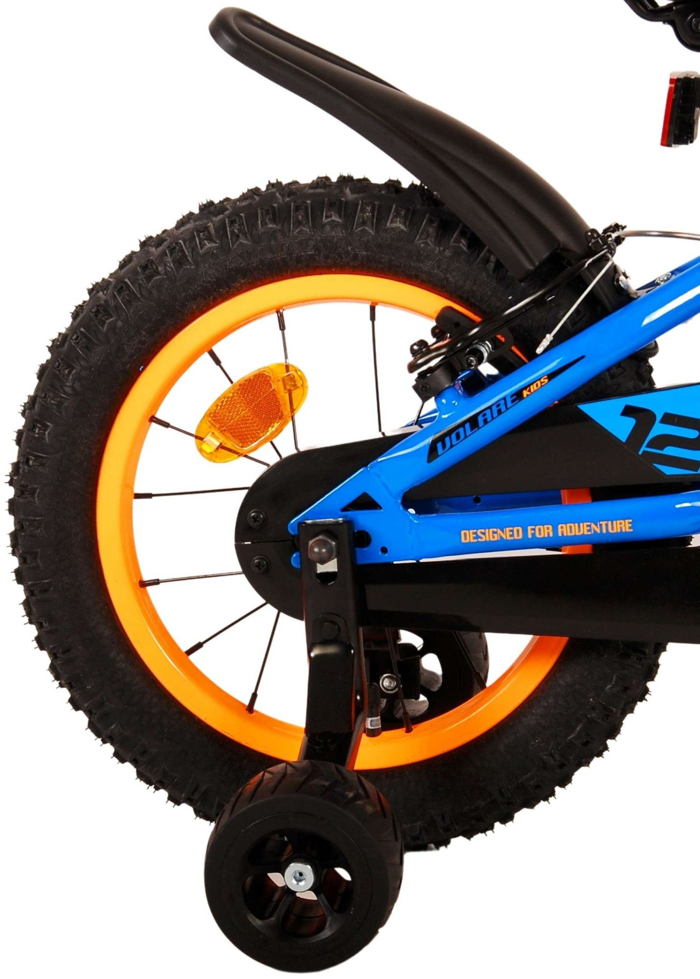 Ein blaues Kinderfahrrad mit orangem Felgenrad und Stützrädern.