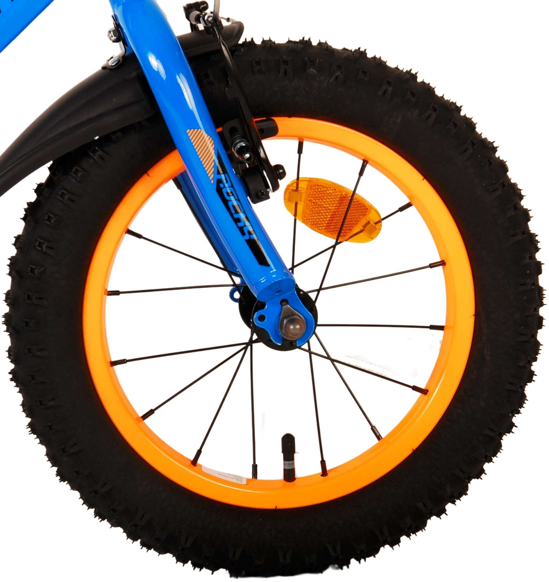 Nahaufnahme eines blauen Fahrradrahmens mit orangefarbener Felge, schwarzem Reifen und Reflektor.
