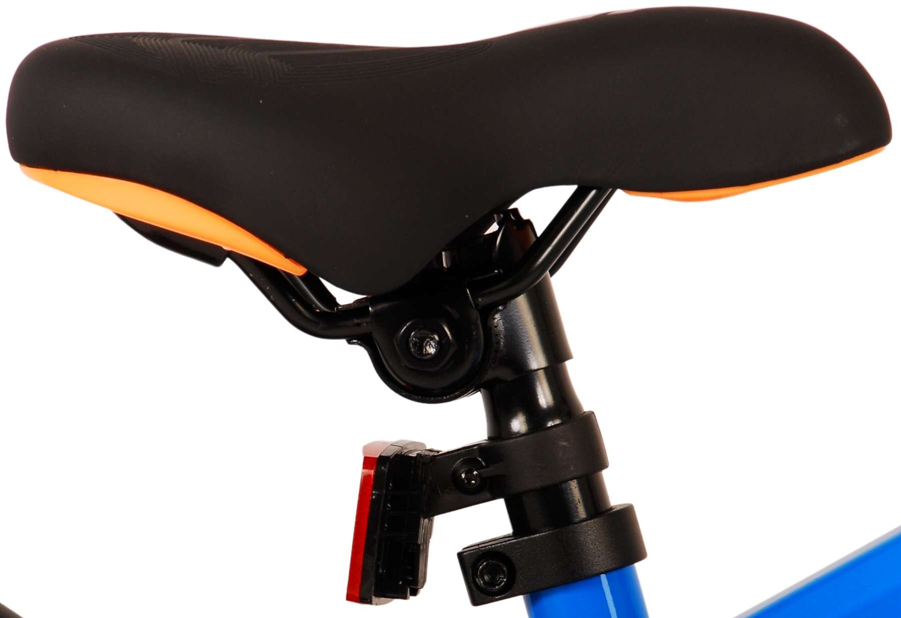 Ein schwarzer Fahrradsattel mit orangefarbenen Akzenten und rotem Rücklicht.