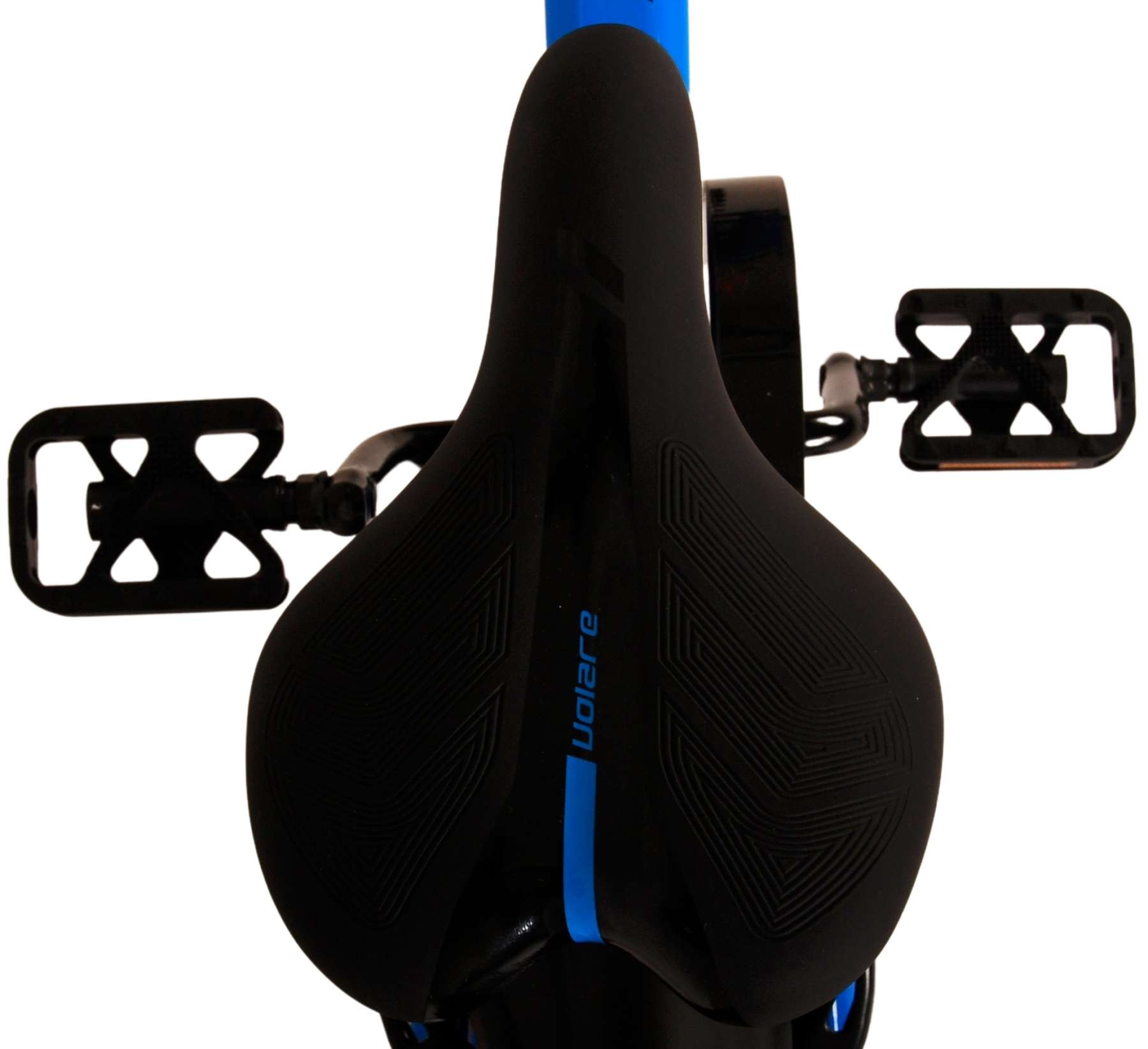 Schwarzer Fahrradsattel mit blauer Linie und schwarzen Pedalen.