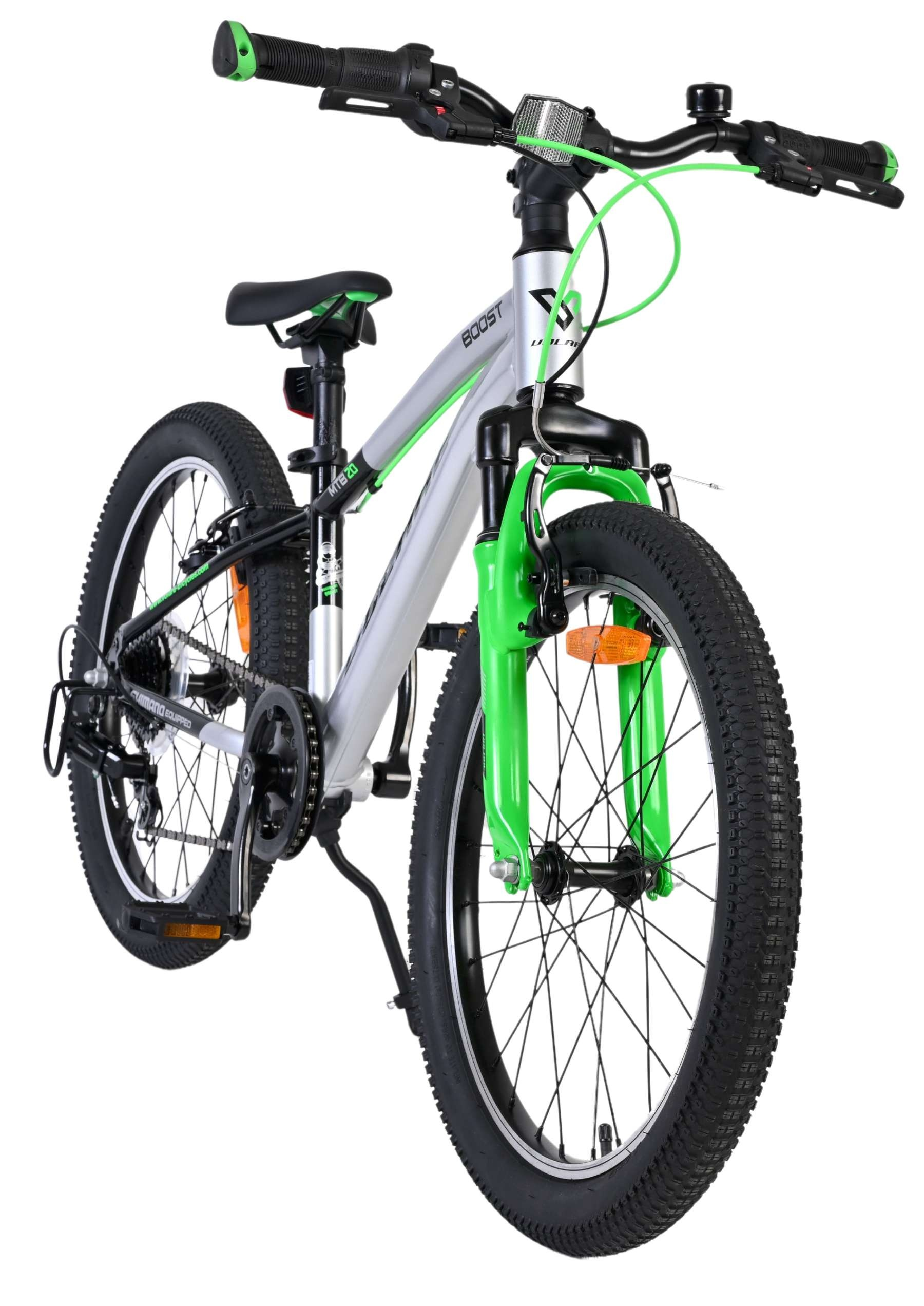 Ein silbernes und grünes Mountainbike mit schwarzen Reifen und Felgen, weißer Hintergrund.