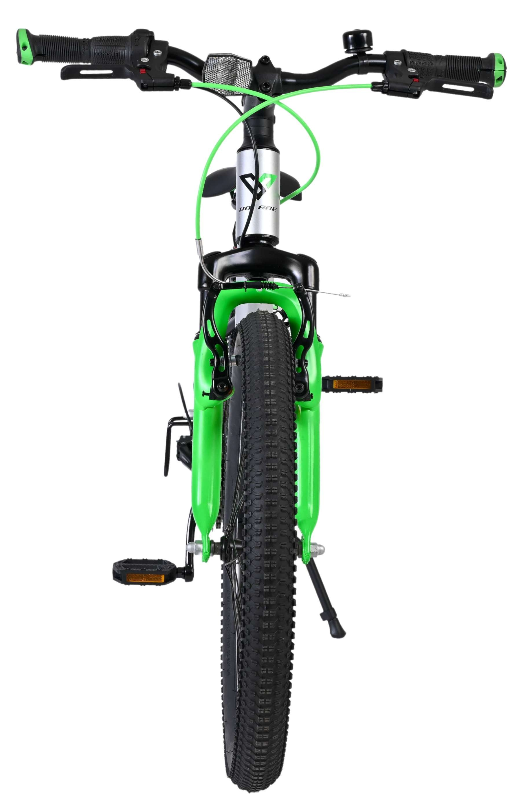 Vorderansicht eines grünen und silbernen Fahrrads mit schwarzen Reifen und Pedalen.