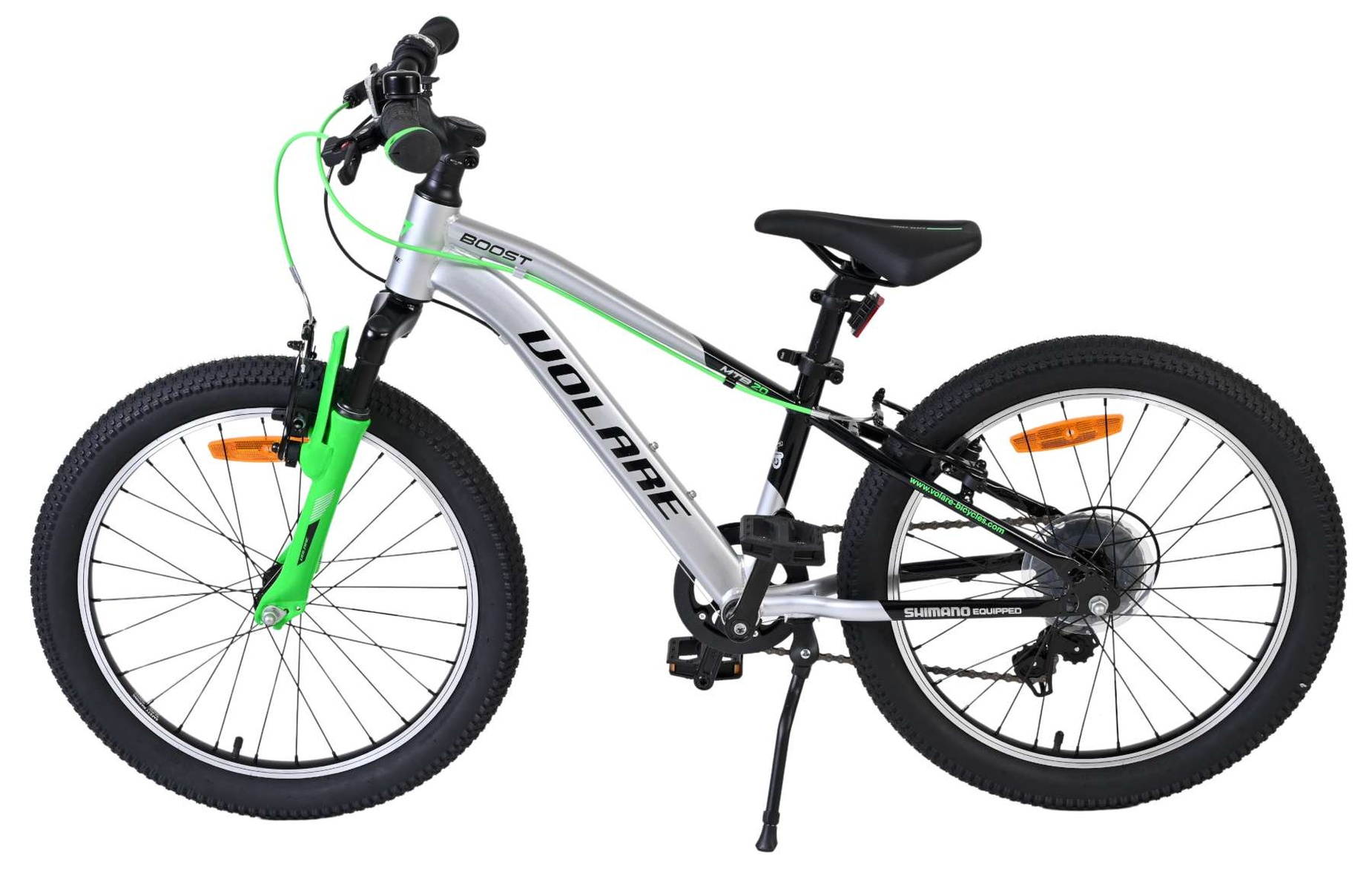 Ein silbernes Kinderfahrrad mit grünen Akzenten steht auf einem Ständer.