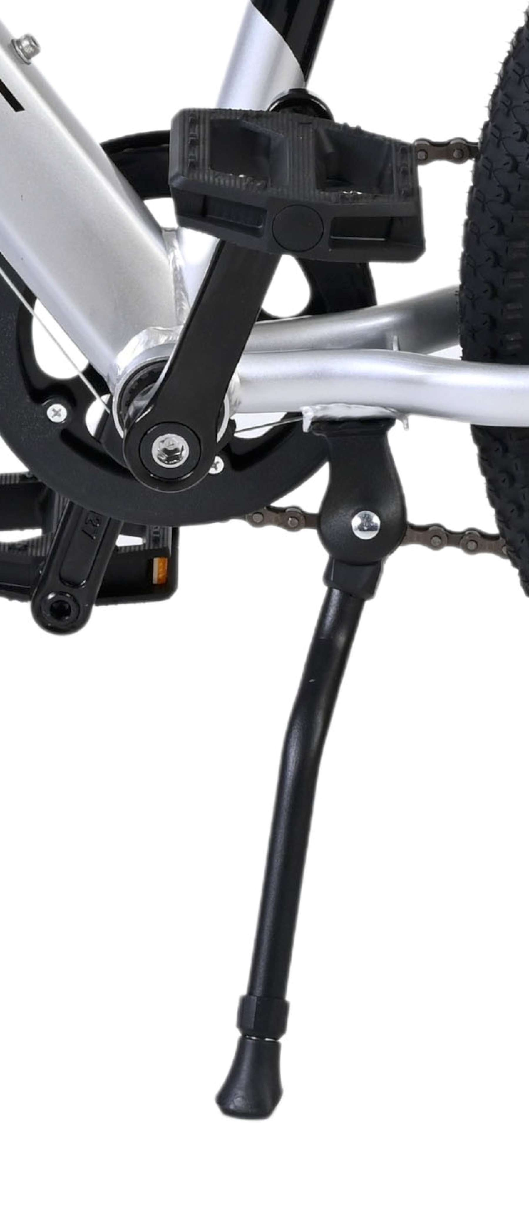 Nahaufnahme des Fahrradrahmens mit Kurbel, Pedalen, Kette und Ständer.