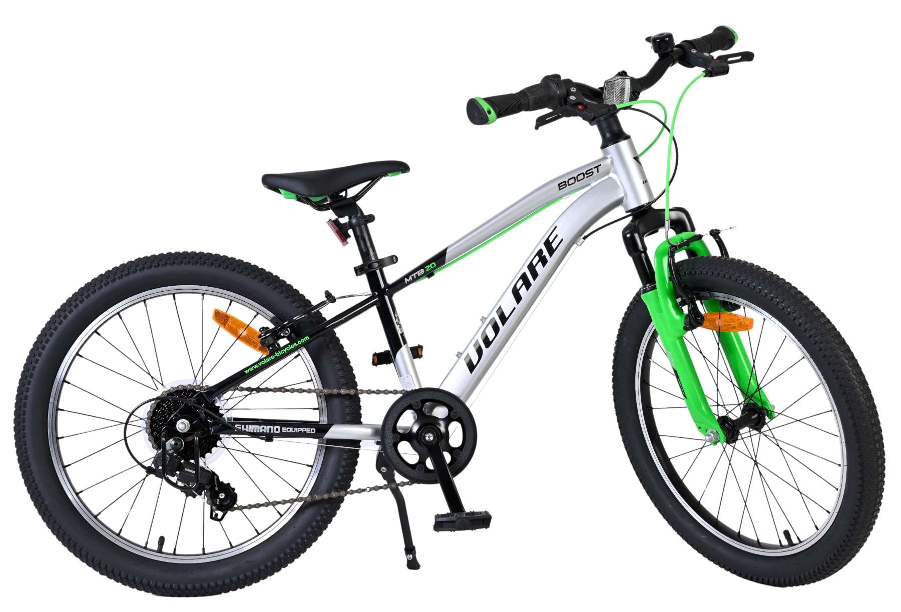 Silbernes Mountainbike mit grünen Akzenten, schwarzem Sitz und Stollenreifen.