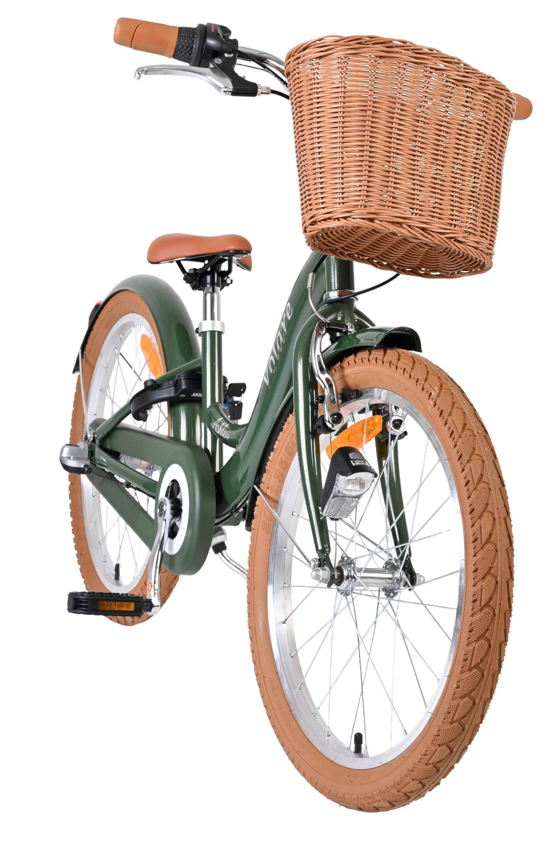 Ein grünes Fahrrad mit braunem Sattel, Griffen und Korb. Weiße Felgen und braune Reifen.
