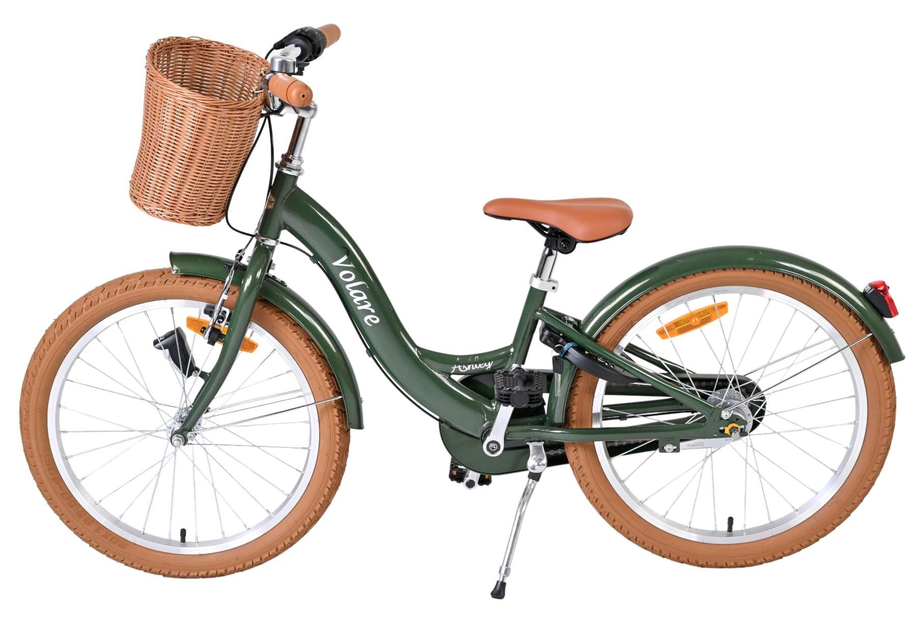 Dunkelgrünes Fahrrad mit braunem Korbfach und braunem Sattel auf weißem Hintergrund.