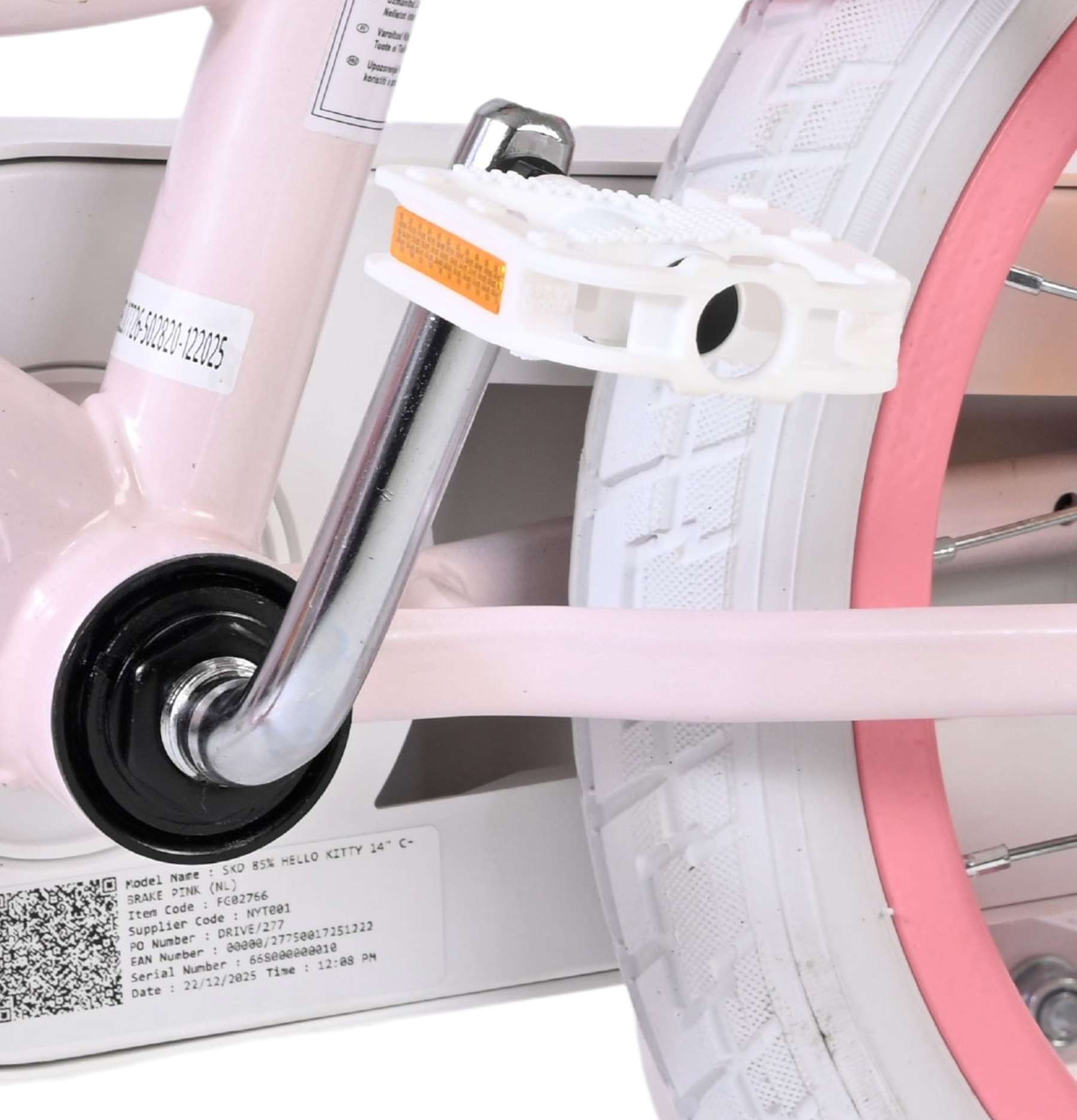 Nahaufnahme der hellrosa Kinderfahrrad-Pedale und des weißen Reifens.