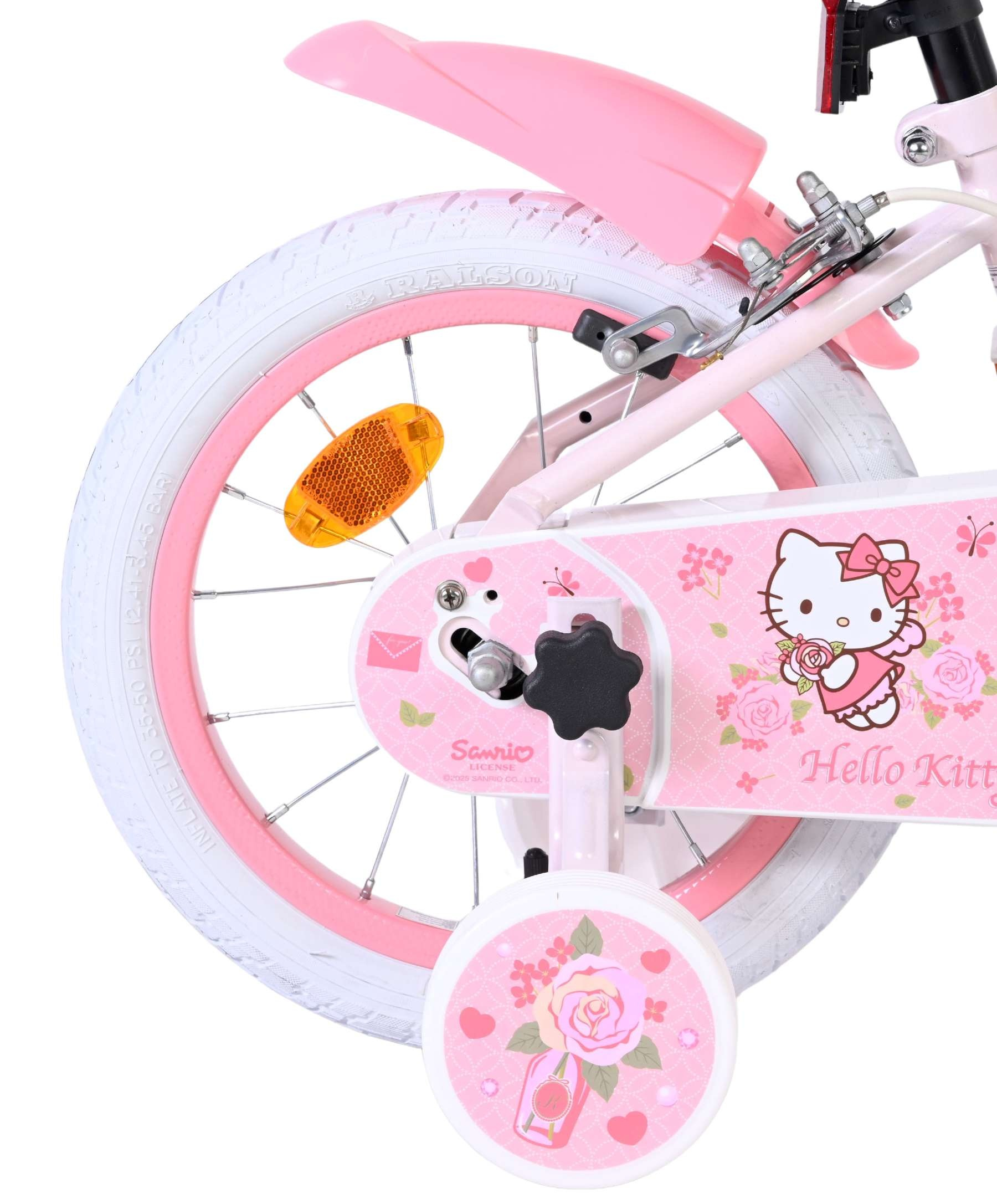 Ein pinkes Kinderfahrrad mit Hello Kitty Motiv, Stützrädern und Reflektoren.