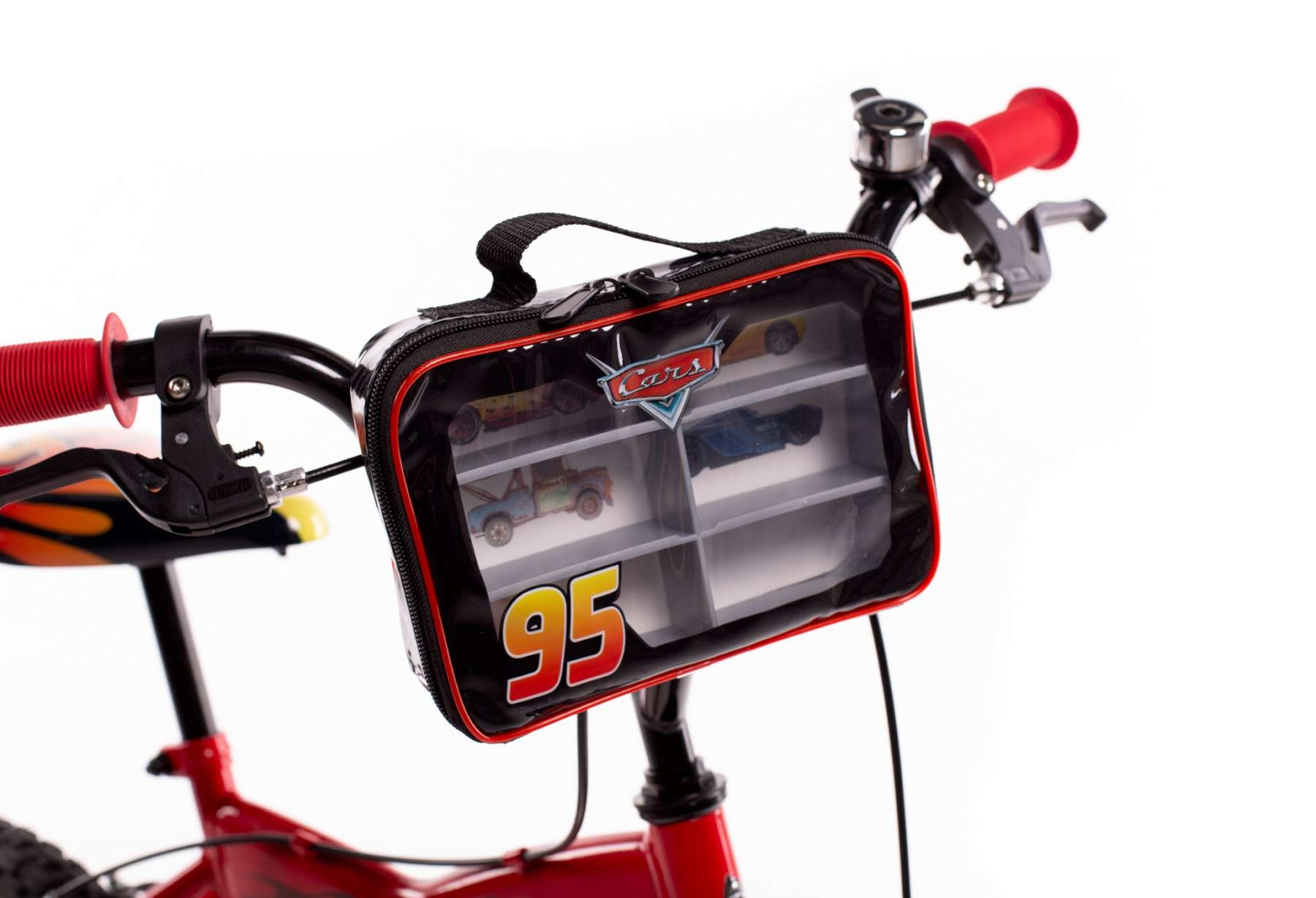 Fahrradlenker mit einer durchsichtigen Tasche, die kleine Spielzeugautos enthält.