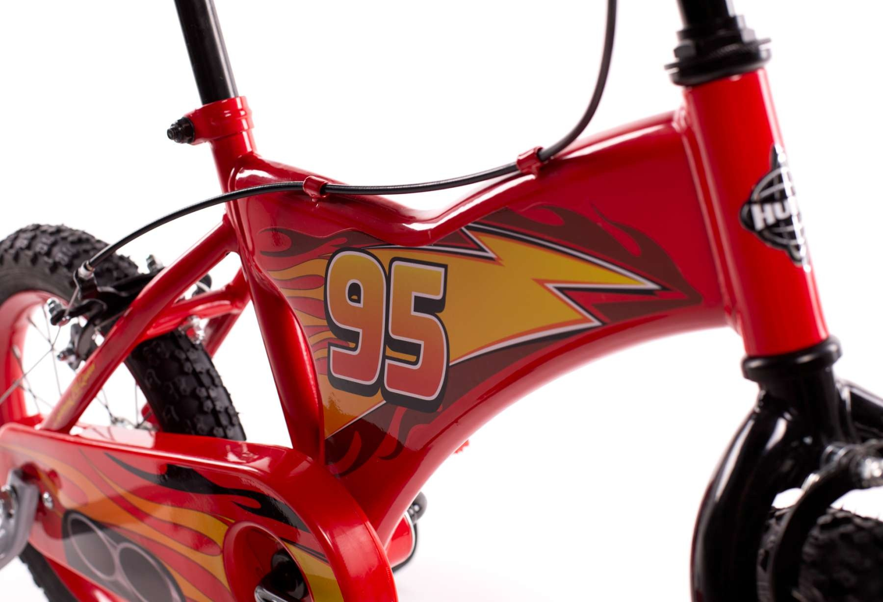 Ein rotes Kinderfahrrad mit Flammen- und "95"-Aufklebern.