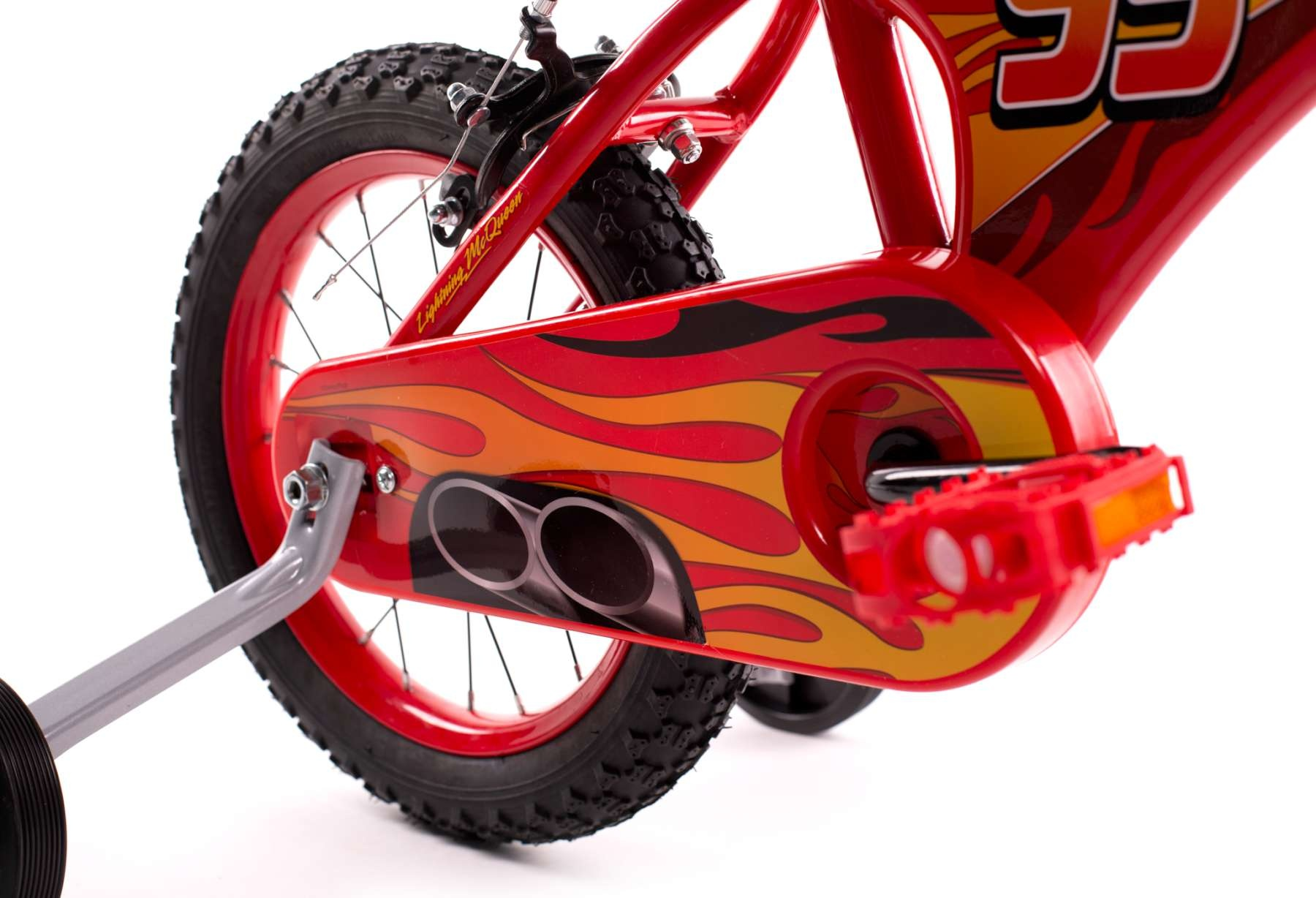 Detailansicht eines roten Kinderfahrrads mit Flammen-Design und Stützrädern.