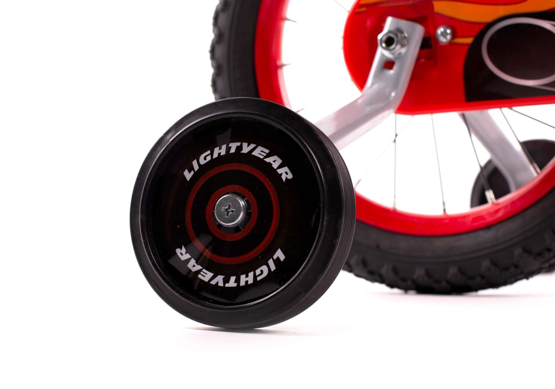 Ein rotes Kinderfahrrad mit Stützrädern und dem Schriftzug "Lightyear".