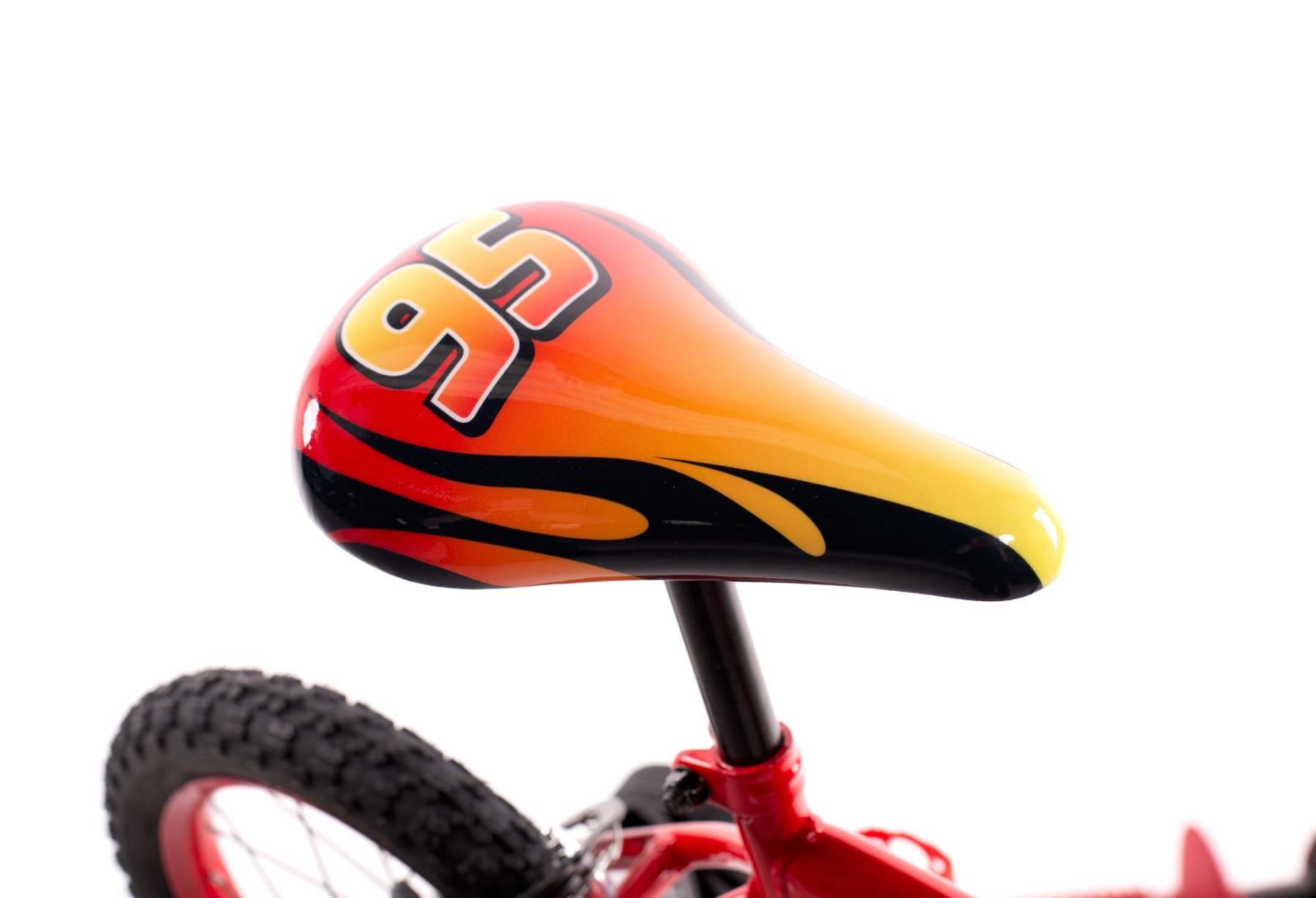 Ein roter Fahrradsattel mit Flammenmuster und der Zahl 95 in Gelb und Orange.