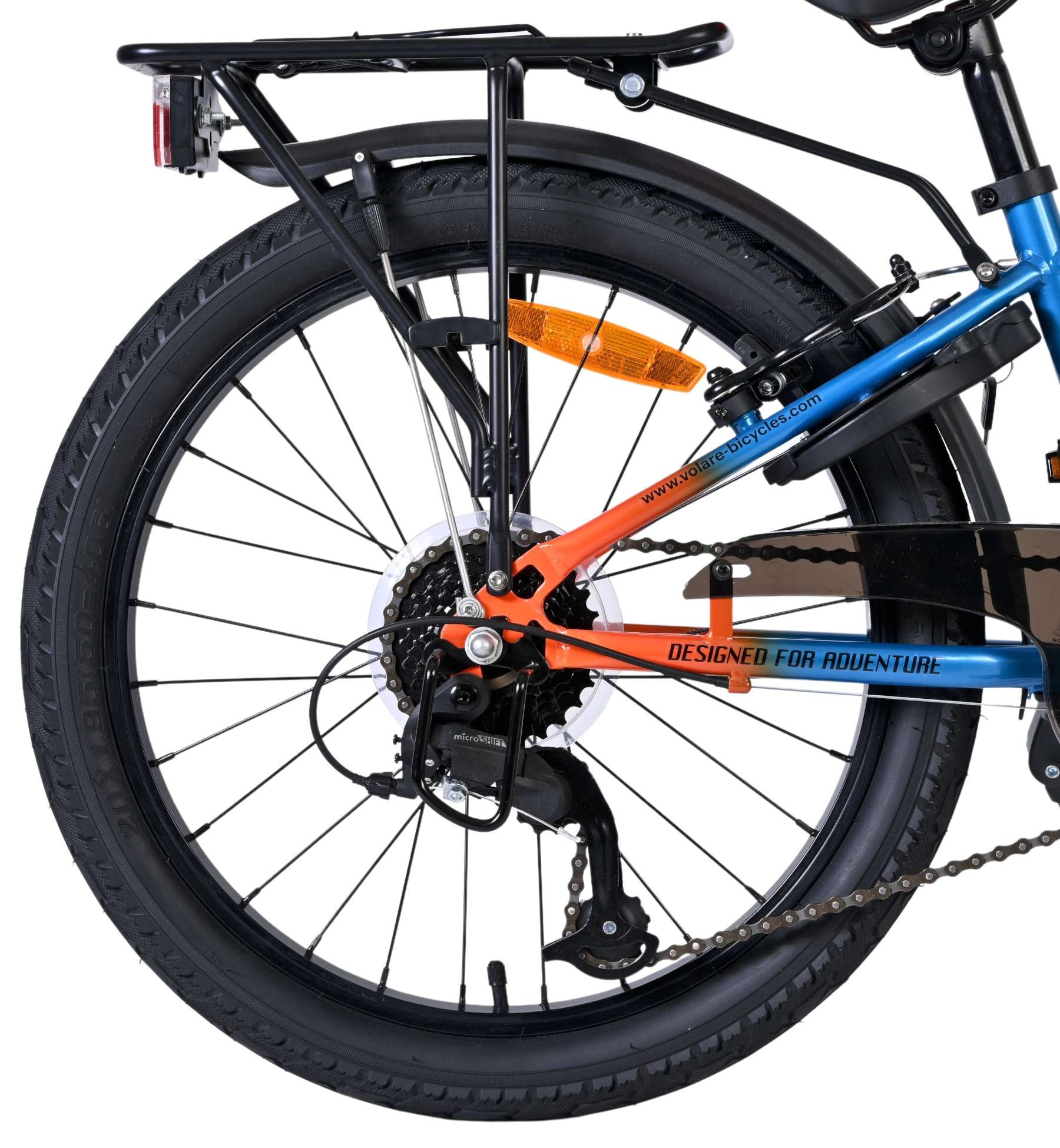 Nahaufnahme des Hinterrads und des Rahmens eines blauen Fahrrads mit orangen Akzenten.