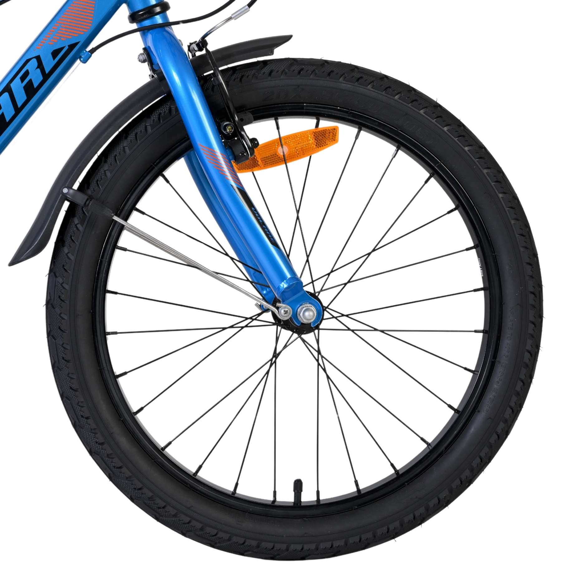 Blaues Fahrradvorderteil mit schwarzem Rad, Schutzblech und orangefarbenem Reflektor.
