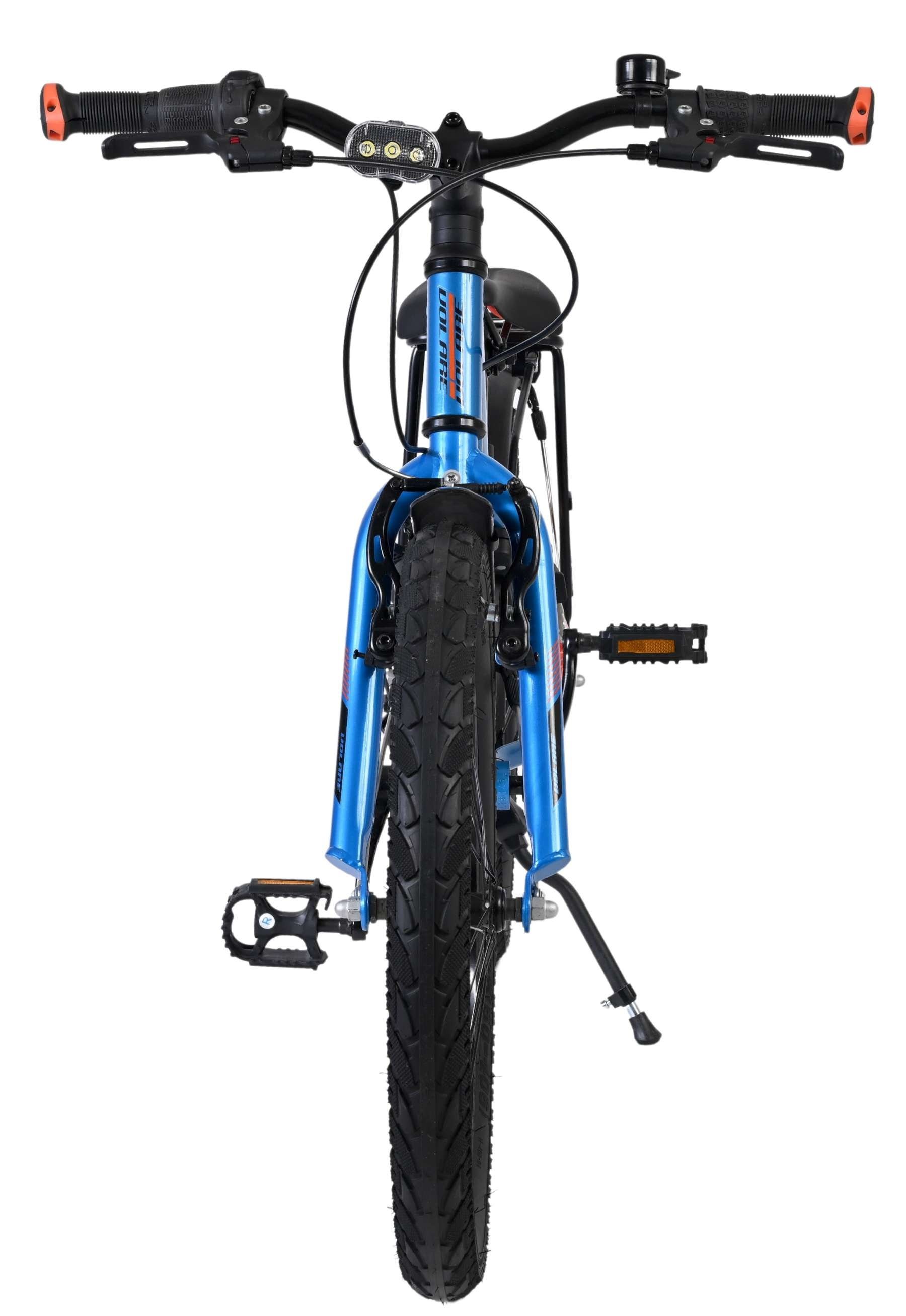 Ein blauer Kinderfahrrad mit schwarzen Reifen und Pedalen, Frontlicht und Klingel.