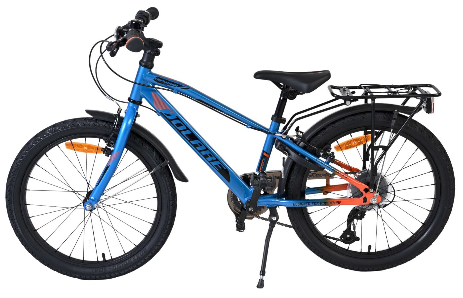 Ein blaues Kinderfahrrad mit Gepäckträger und orangefarbenen Akzenten.