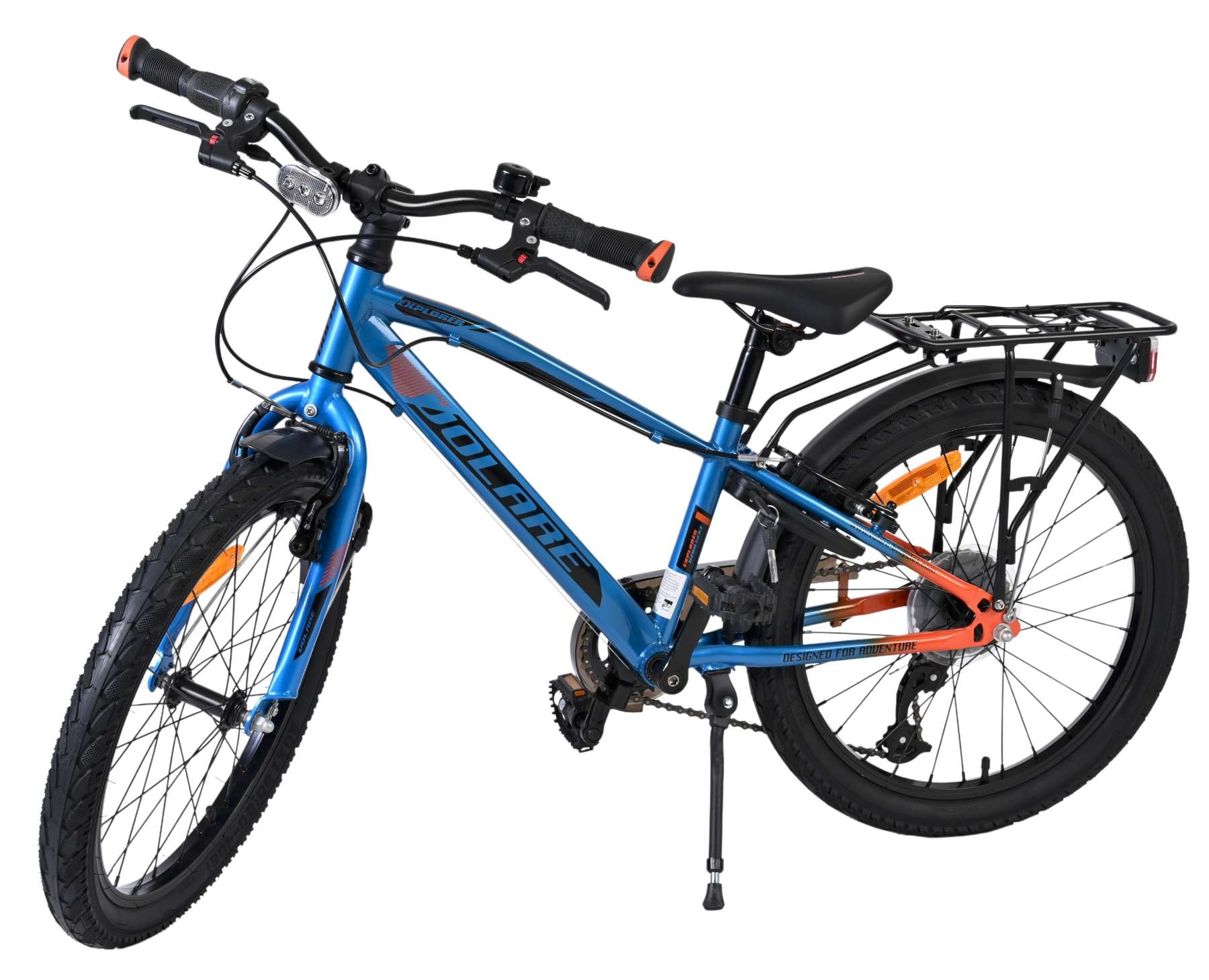 Ein blaues Fahrrad mit orangefarbenen Akzenten und Gepäckträger.