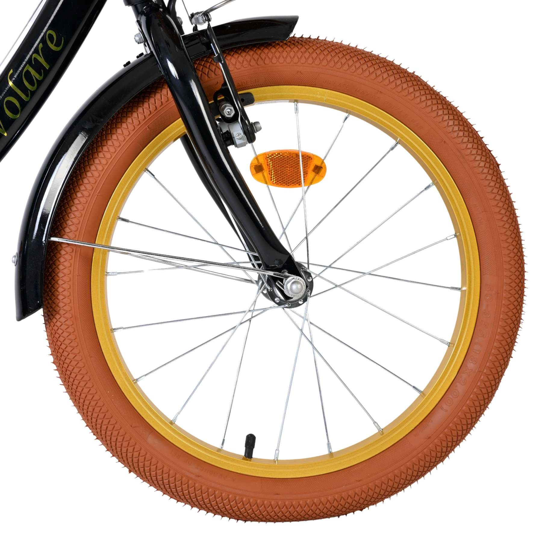 Vorderreifen eines schwarzen Fahrrads mit braunem Profil und goldener Felge.