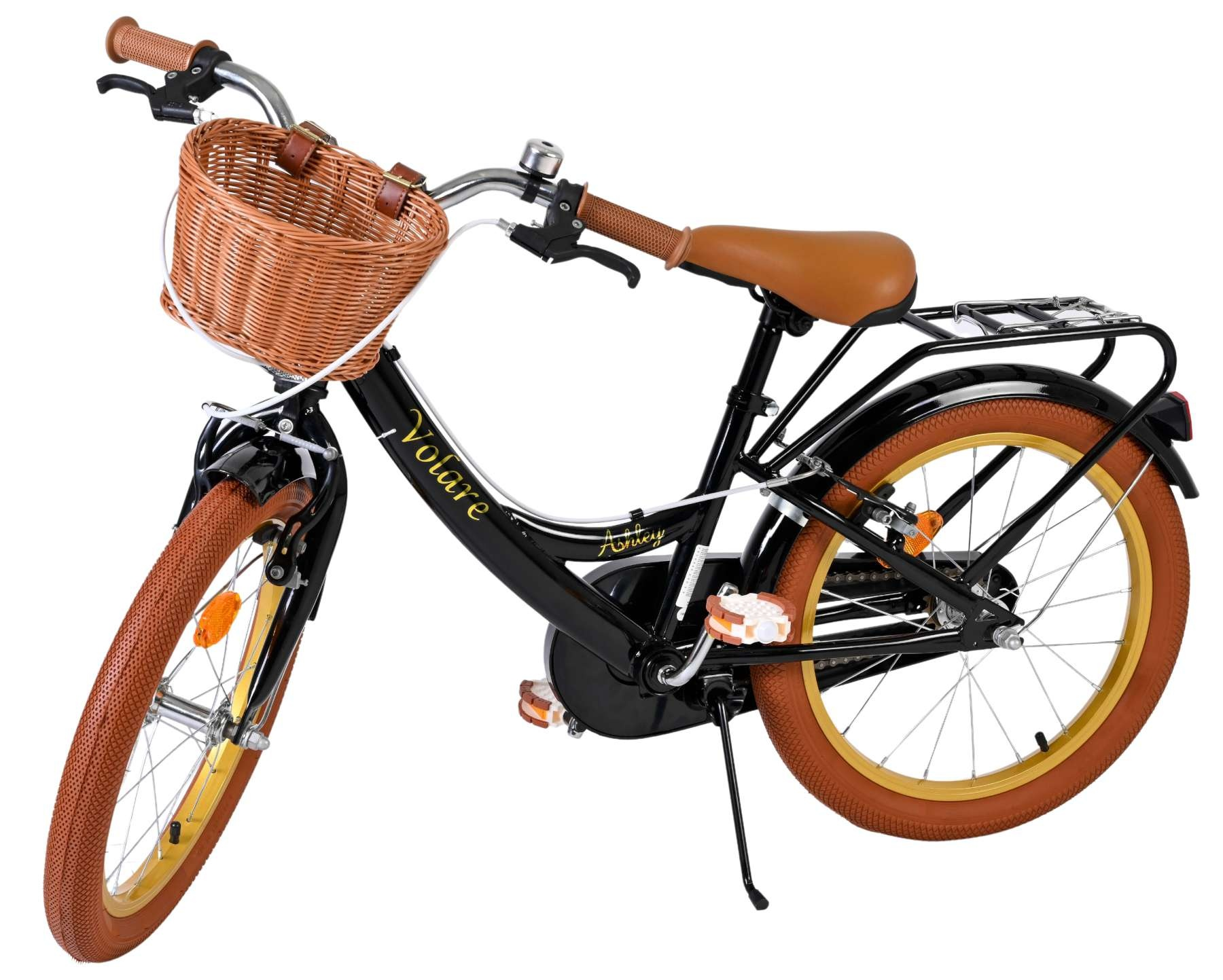 Ein schwarzes Fahrrad mit einem Weidenkorb, braunem Sitz, braunen Reifen, goldenen Felgen.